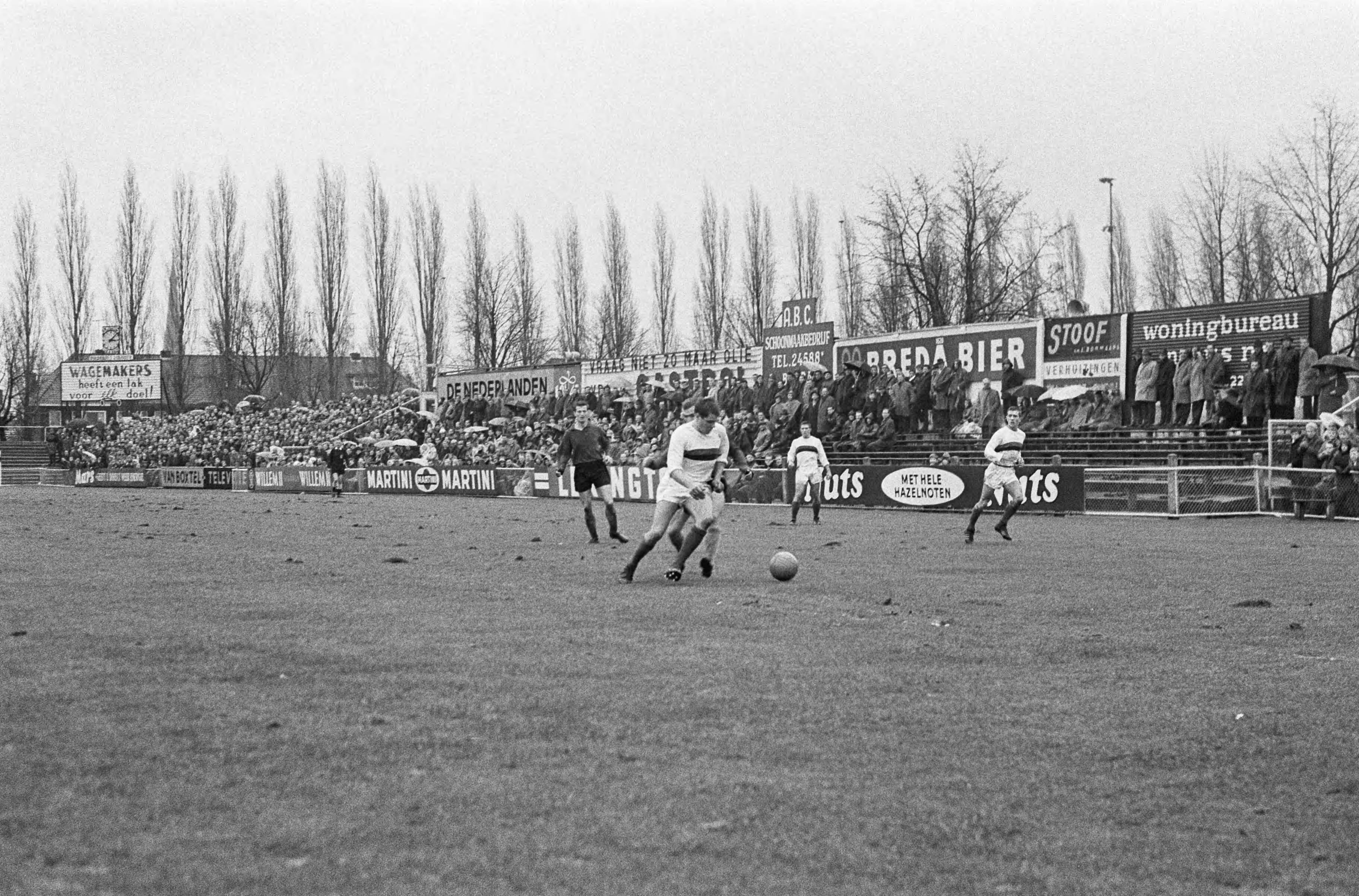 Fotocollectie Anefo — Voetbal. NAC tegen DWS 1-2. Spelmoment — Foto: Gelderen, Hugo van / Anefo. Licentie: Set B: Rechtenvrij / Publiek Domein. Bron: Nationaal Archief. http://hdl.handle.net/10648/aa87e3c8-d0b4-102d-bcf8-003048976d84