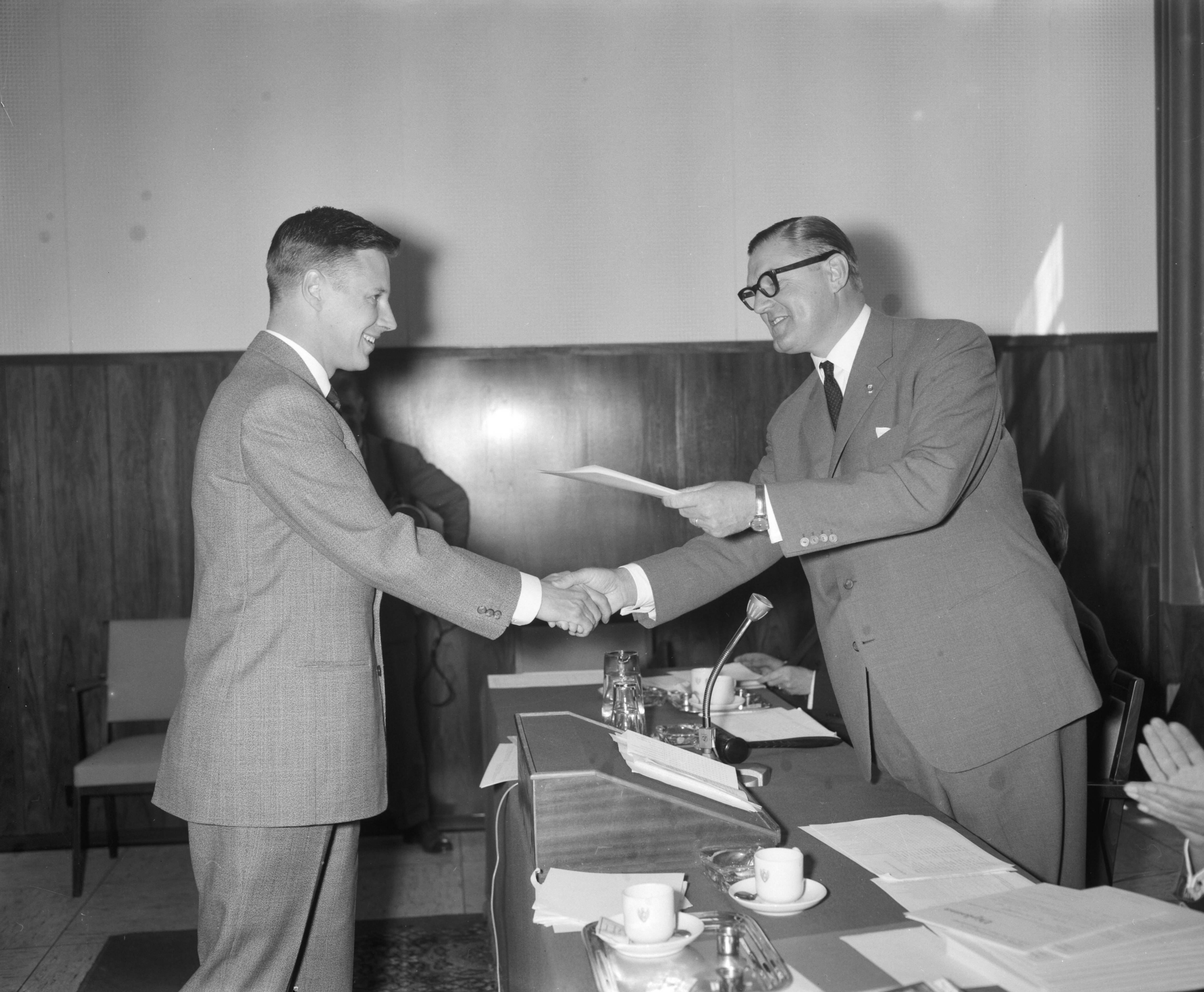 Fotocollectie Anefo — Stichting Bankstudies aan de Koninginnegracht 101 Den Haag. Uitreiking diploma's (opdracht) — Foto: Bilsen, Joop van / Anefo. Licentie: Set B: Rechtenvrij / Publiek Domein. Bron: Nationaal Archief. http://hdl.handle.net/10648/a9ddbaf6-d0b4-102d-bcf8-003048976d84