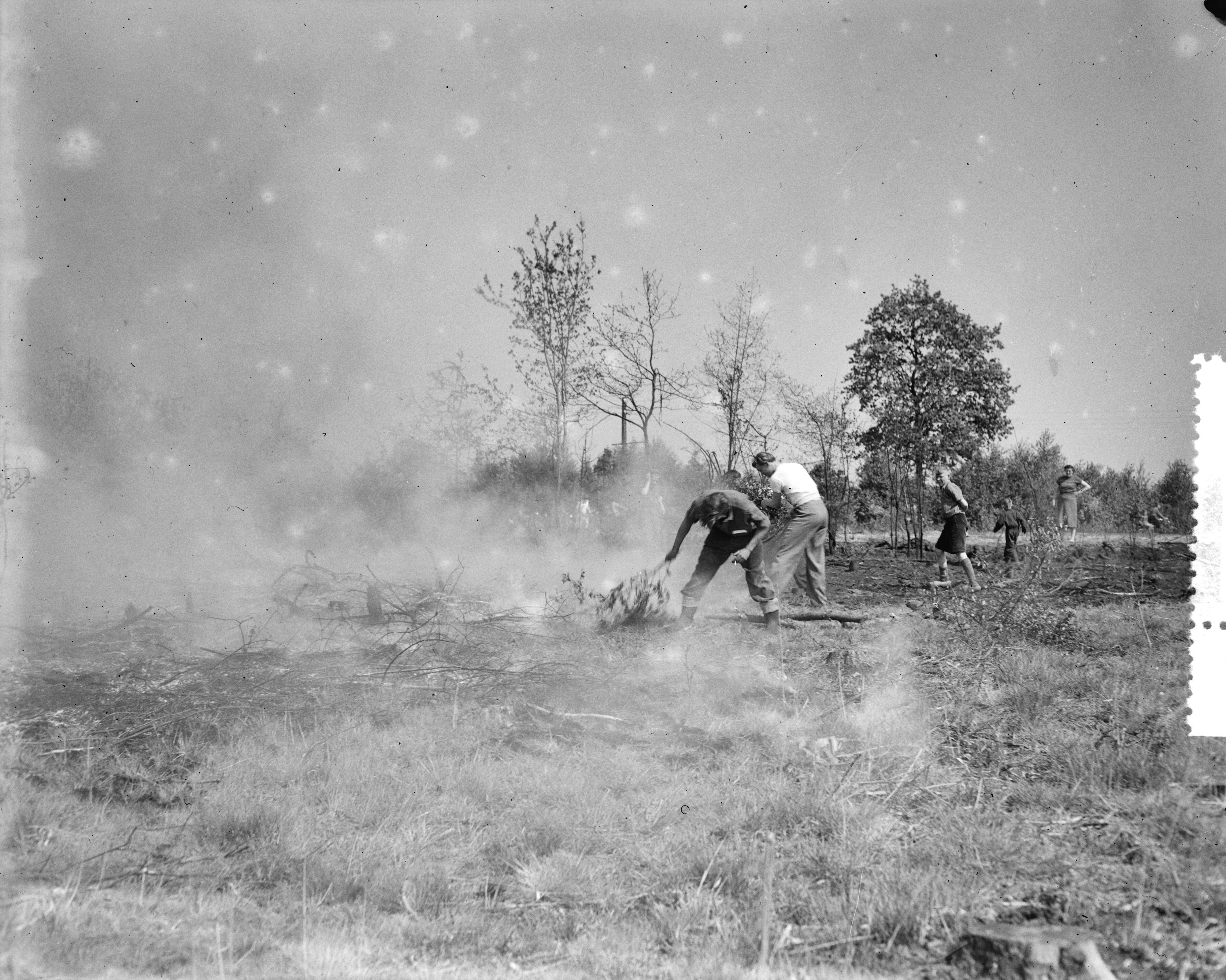 Fotocollectie Anefo — Bosbrand en heidebrand bij Scherpenzeel — Foto: Pot, Harry / Anefo. Licentie: Set B: Rechtenvrij / Publiek Domein. Bron: Nationaal Archief. http://hdl.handle.net/10648/a948603c-d0b4-102d-bcf8-003048976d84