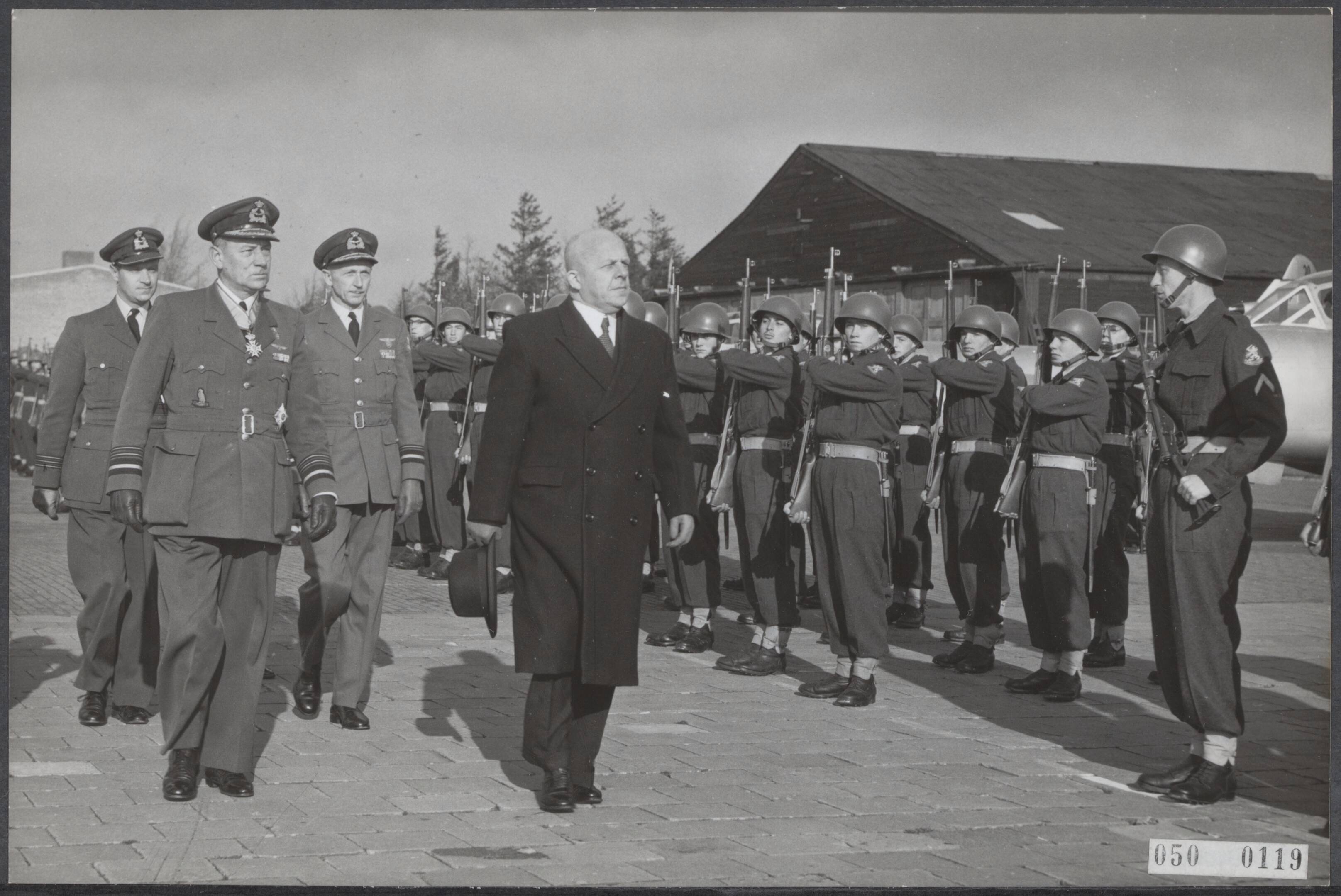 Fotocollectie Elsevier Binnenland — Op de vliegbasis Soesterberg droeg luitenant-generaal A. Baretta het commando van de Koninklijke Luchtmacht over aan generaal-majoor vlieger-waarnemer H. Schaper. Inspectie van de aanwezige troepen door ministere van Oorlog ir. Staf, links van de minister Baretta, daarachter rechs Schaper — Foto: Fotograaf Onbekend / Anefo. Licentie: Set B: Rechtenvrij / Publiek Domein. Bron: Nationaal Archief. http://hdl.handle.net/10648/ae02a90c-d0b4-102d-bcf8-003048976d84