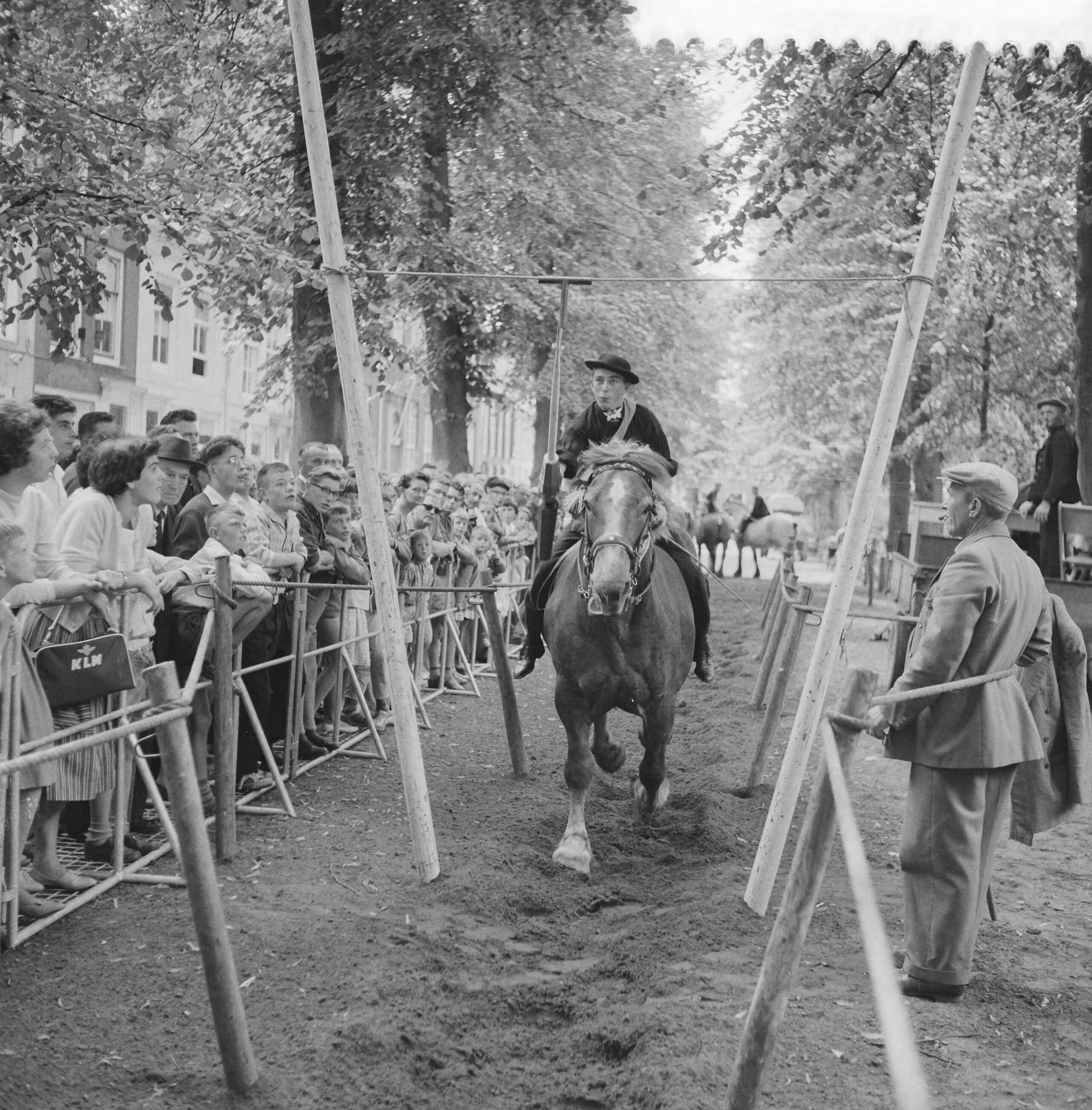 Fotocollectie Anefo — Ringsteken in Middelburg — Foto: Behrens, Herbert F. / Anefo. Licentie: Set B: Rechtenvrij / Publiek Domein. Bron: Nationaal Archief. http://hdl.handle.net/10648/a9b55dfe-d0b4-102d-bcf8-003048976d84