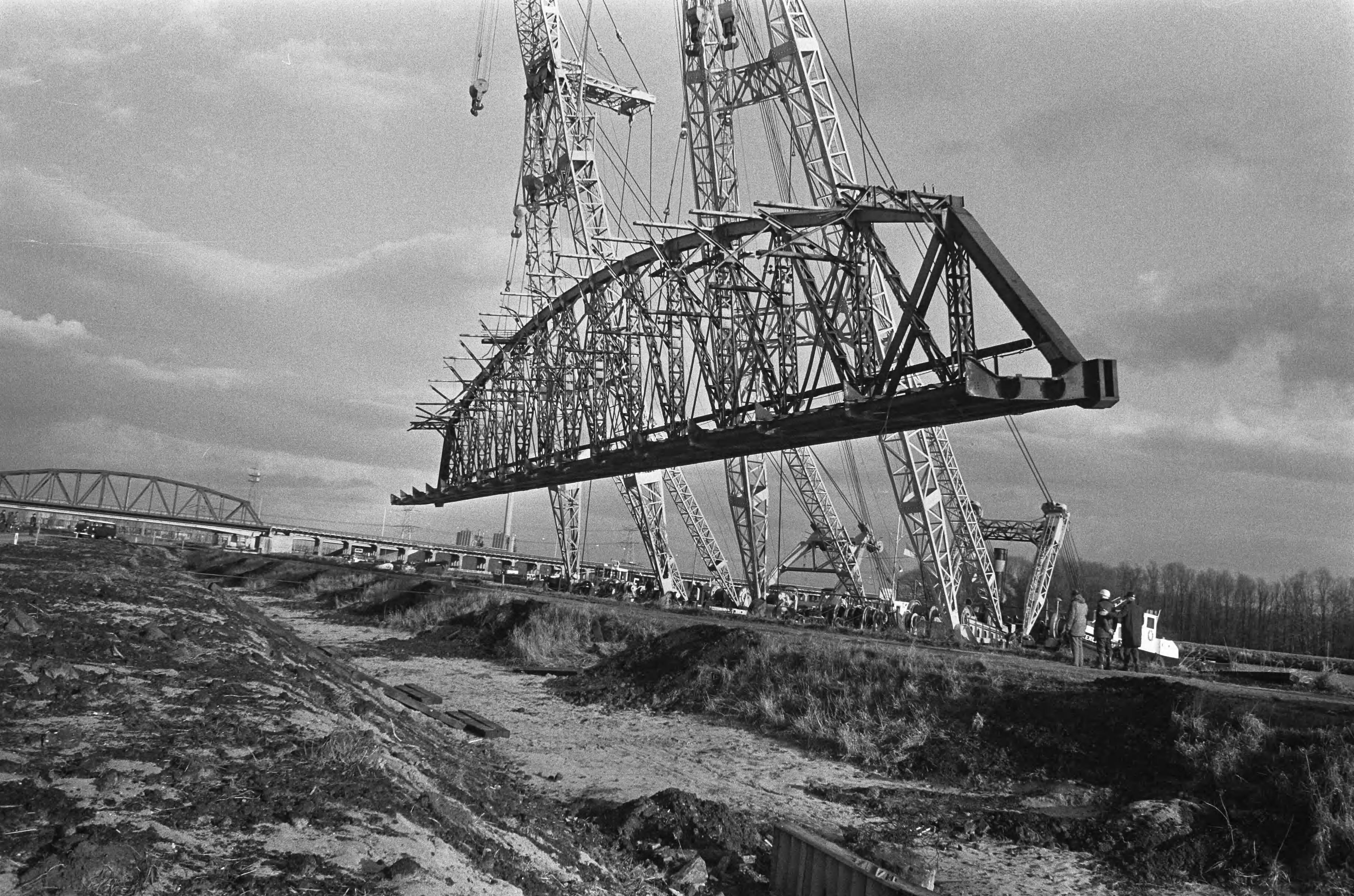 Oude spoorbrug over het Amsterdam -Rijnkanaal wordt opgeruimd — De spoorbrug wordt naar de wal getakeld — Foto: Fotograaf Onbekend / Anefo. Licentie: Set B: Rechtenvrij / Publiek Domein. Bron: Nationaal Archief. http://hdl.handle.net/10648/ac3d60da-d0b4-102d-bcf8-003048976d84