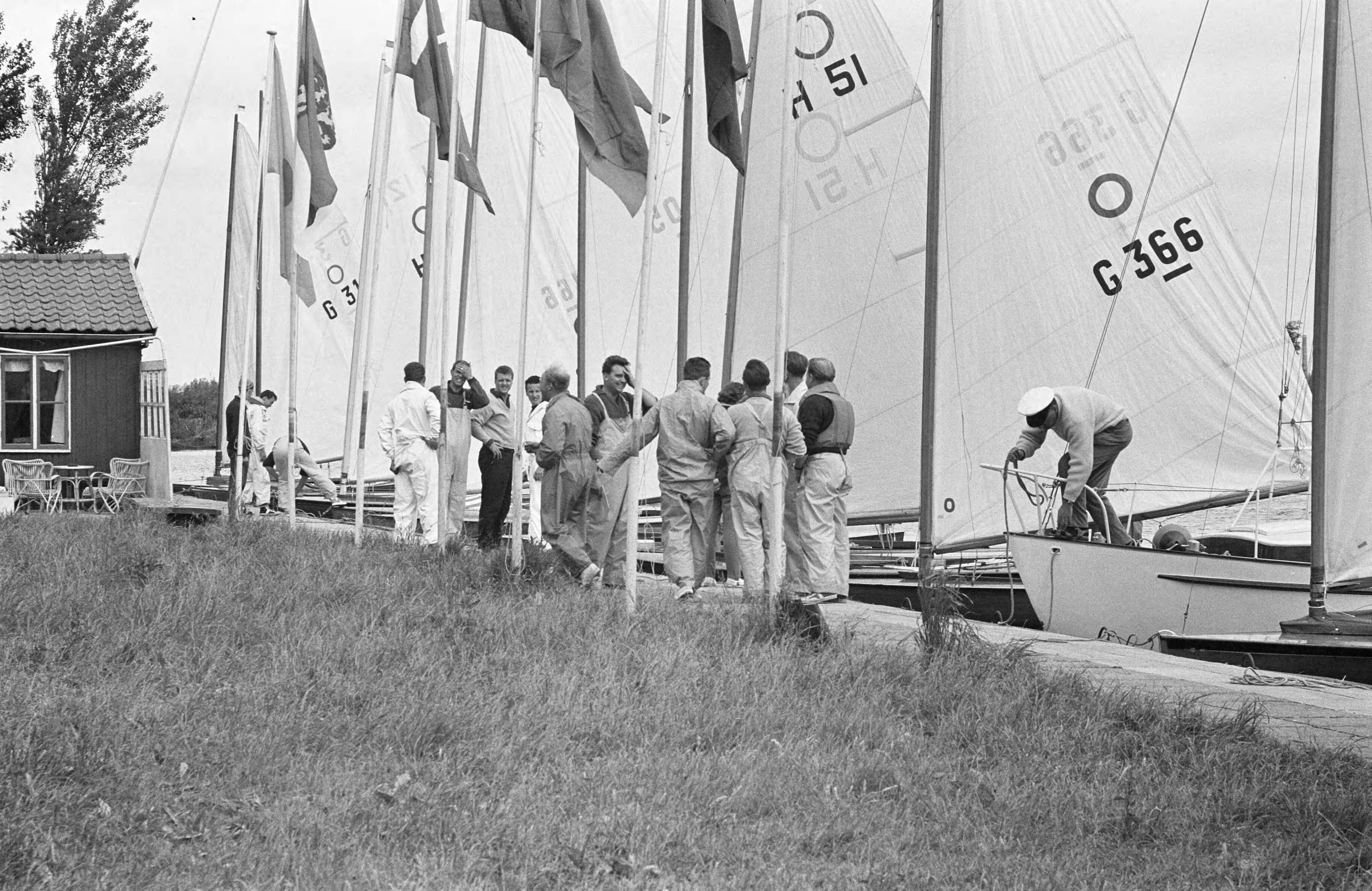 Fotocollectie Anefo — Europese Kampioenschappen Olympiajollen (O-Jol) op de Westeinderplassen — Foto: Bilsen, Joop van / Anefo. Licentie: Set B: Rechtenvrij / Publiek Domein. Bron: Nationaal Archief. http://hdl.handle.net/10648/aa0dd6fa-d0b4-102d-bcf8-003048976d84