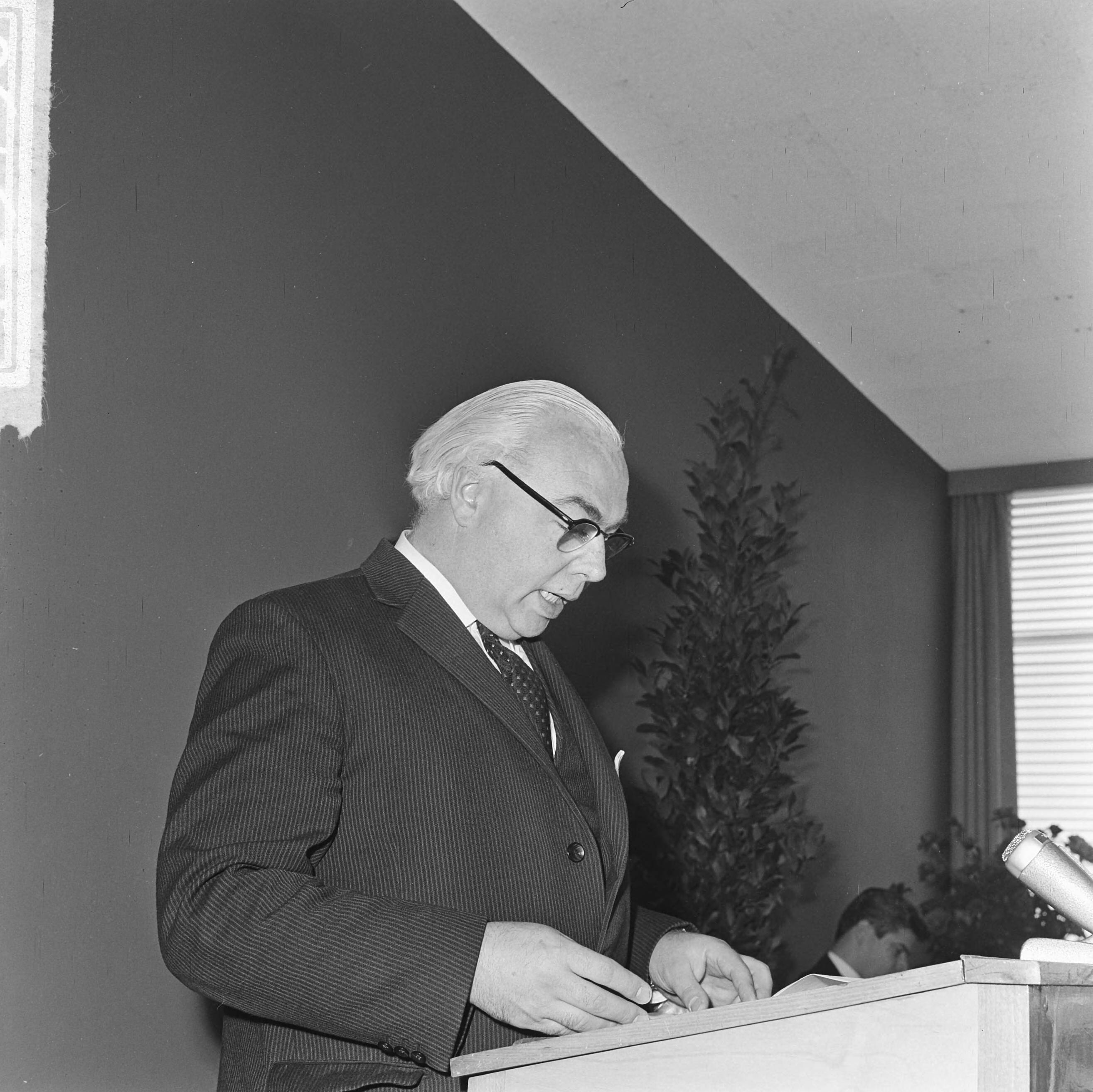 Fotocollectie Anefo — Nieuw gebouw Directie voor de Arbeid door minister dr. G.M.J. Veldkamp geopend, minister Veldkamp aan het woord — Foto: Koch, Eric / Anefo. Licentie: Set B: Rechtenvrij / Publiek Domein. Bron: Nationaal Archief. http://hdl.handle.net/10648/aa6494b8-d0b4-102d-bcf8-003048976d84