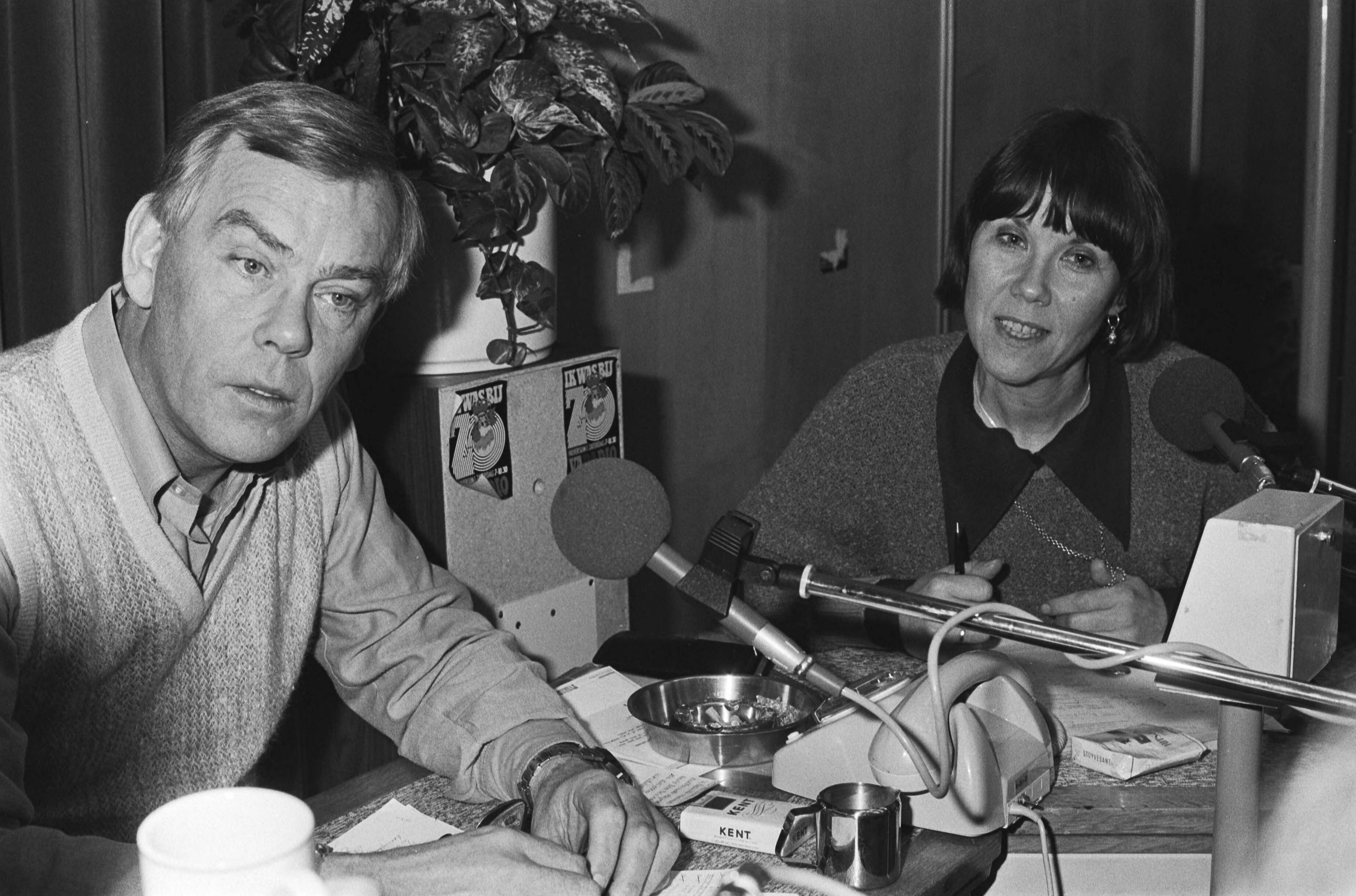 Letty Kosterman en Herman Stok tijdens de presentatie van het radioprogramma ZO (Zaterdag Ochtend) — Kosterman, Letty|Stok, Herman|Hilversum|Noord-Holland|programmamakers |groepsportretten|ZO — Foto: Dijk, Hans van / Anefo. Licentie: Set B: Rechtenvrij / Publiek Domein. Bron: Nationaal Archief. http://hdl.handle.net/10648/acc61e02-d0b4-102d-bcf8-003048976d84