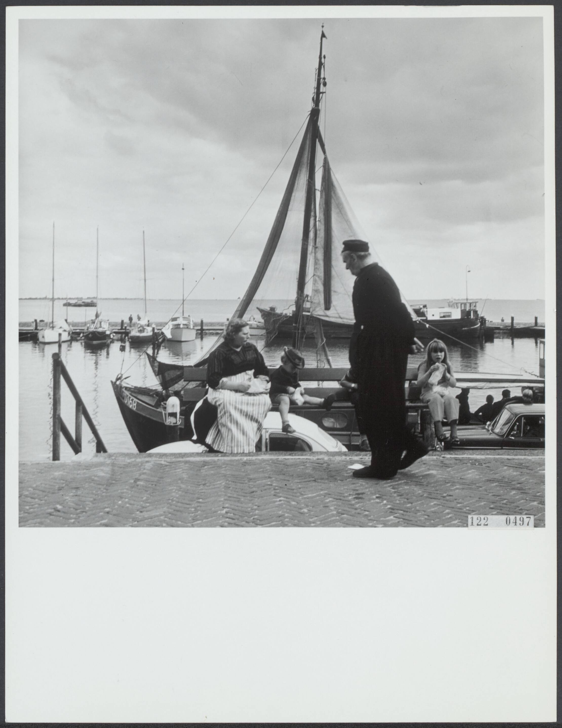 Klederdrachten — klederdrachten, volendam — Foto: Rijksvoorlichtingsdienst (RVD). Licentie: Set B: Rechtenvrij / Publiek Domein. Bron: Nationaal Archief. http://hdl.handle.net/10648/af2ad41c-d0b4-102d-bcf8-003048976d84