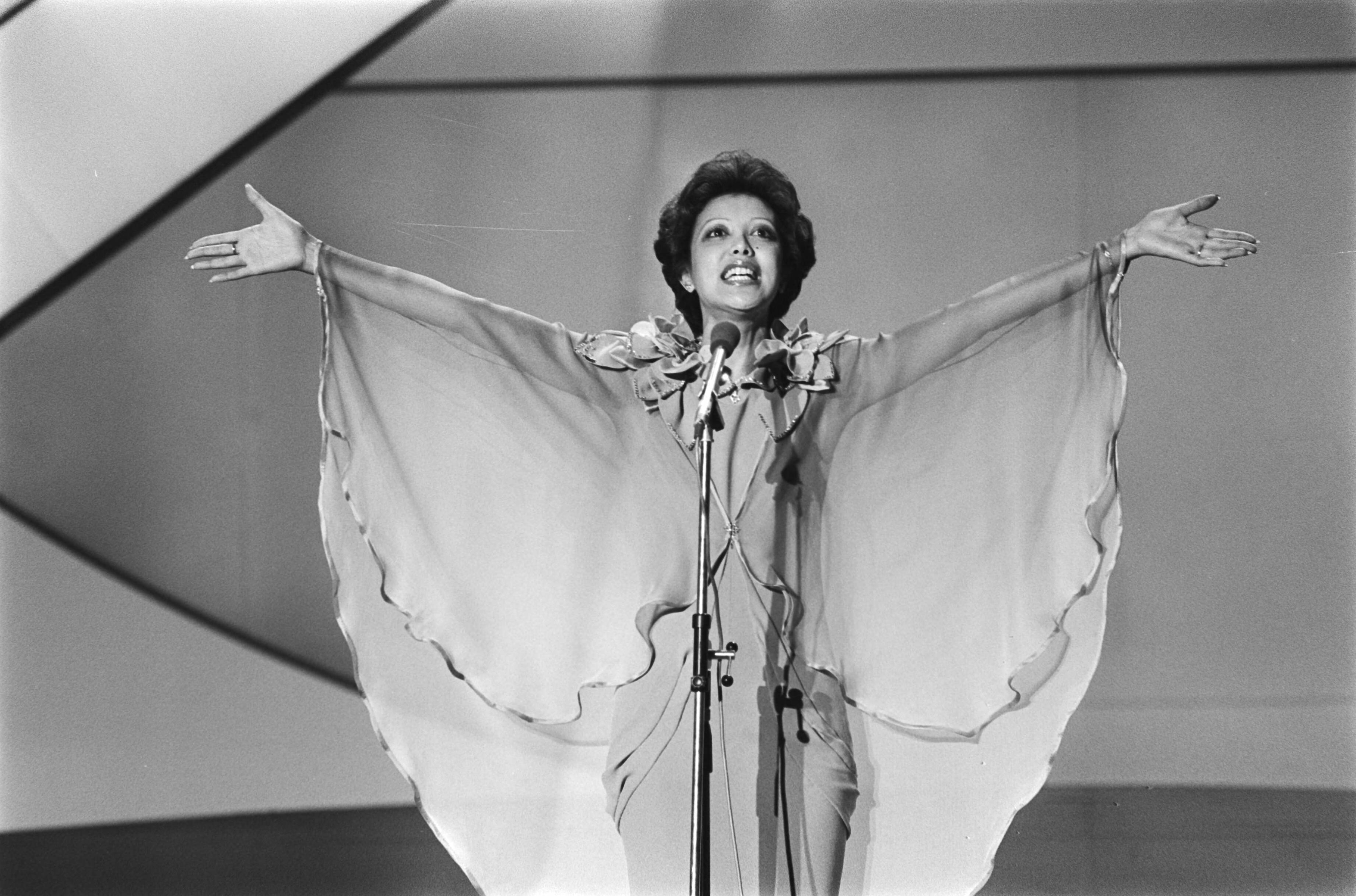 Fotocollectie Anefo — Eurovisie Songfestival 76 Den Haag ; Sandra (Nederland) — Foto: Mieremet, Rob / Anefo. Licentie: Set B: Rechtenvrij / Publiek Domein. Bron: Nationaal Archief. http://hdl.handle.net/10648/ac80af84-d0b4-102d-bcf8-003048976d84