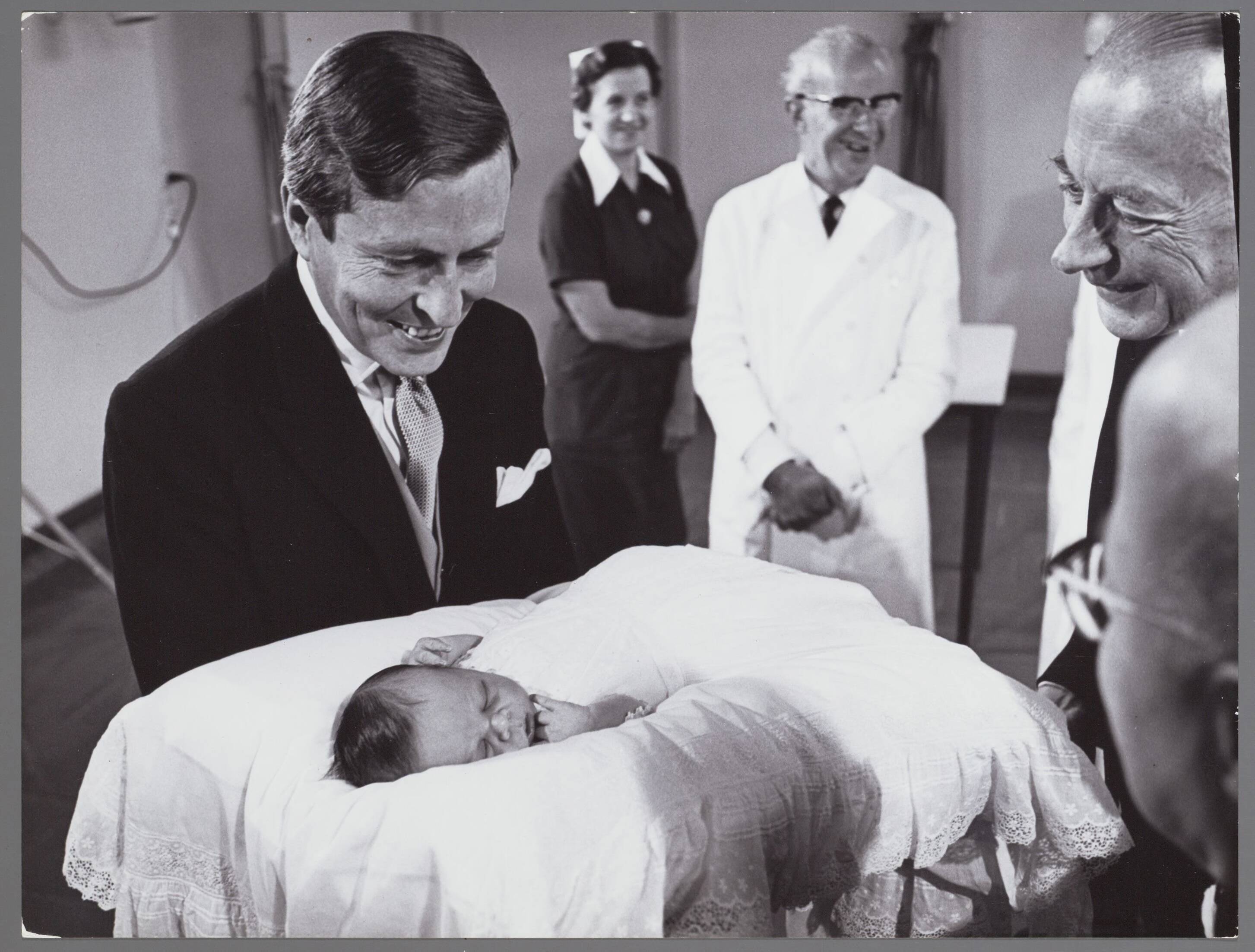 Fotocollectie RVD / Koninklijk Huis — Prins Johan Friso en Prins Claus in bijzijn van dokter, verpleegster en burgemeester De Ranitz van Utrecht in het Academisch Ziekenhuis in Utrecht op 28 september 1968 — Foto: Nationaal Foto Persbureau / RVD. Licentie: Set B: Rechtenvrij / Publiek Domein. Bron: Nationaal Archief. http://hdl.handle.net/10648/afaecc54-d0b4-102d-bcf8-003048976d84