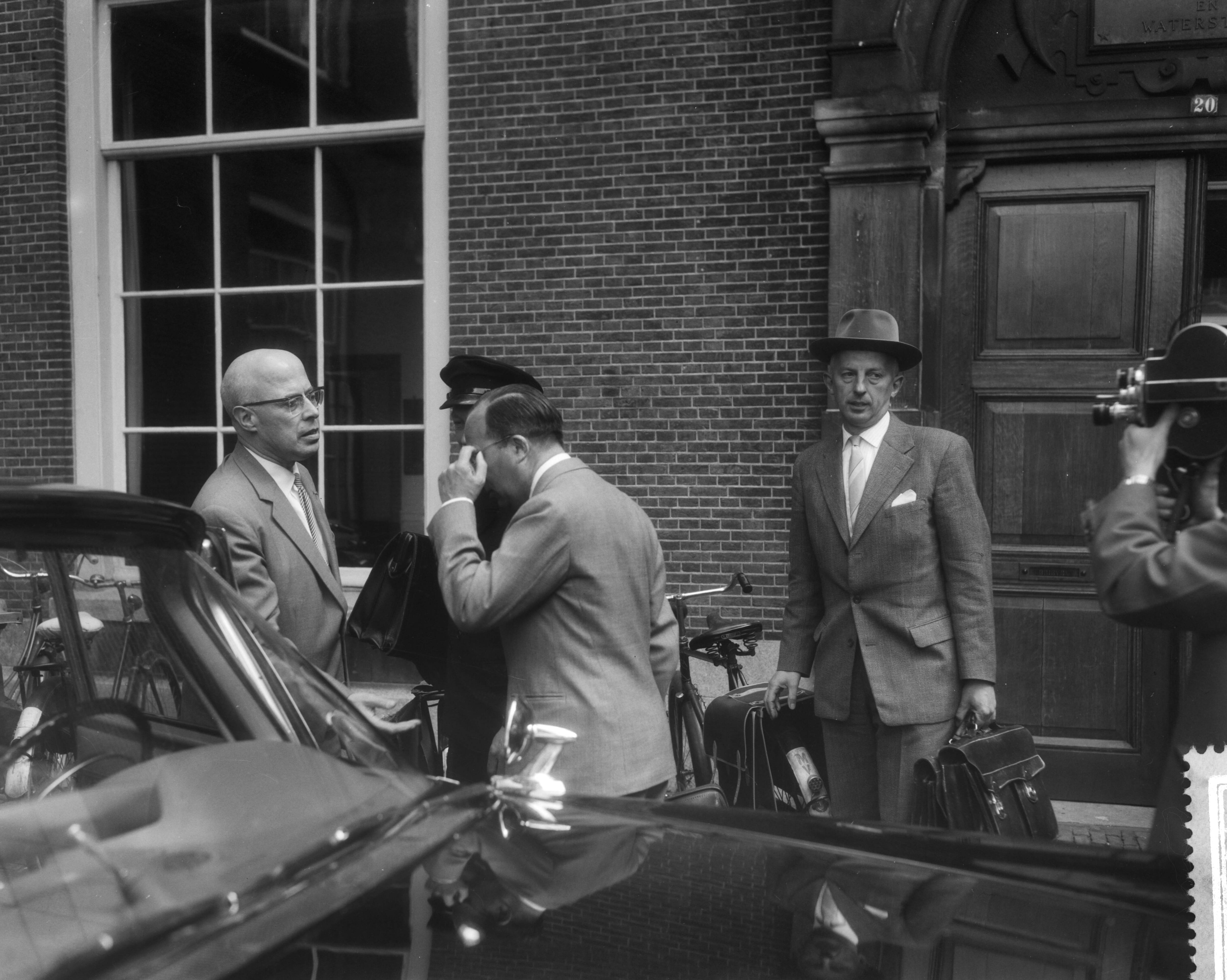 Fotocollectie Anefo — Kabinetsformatie in Den Haag. Informateur Professor dr. L.J.M. Beel en Mr. J.M. . Cals — Foto: Pot, Harry / Anefo. Licentie: Set B: Rechtenvrij / Publiek Domein. Bron: Nationaal Archief. http://hdl.handle.net/10648/a993dfb2-d0b4-102d-bcf8-003048976d84