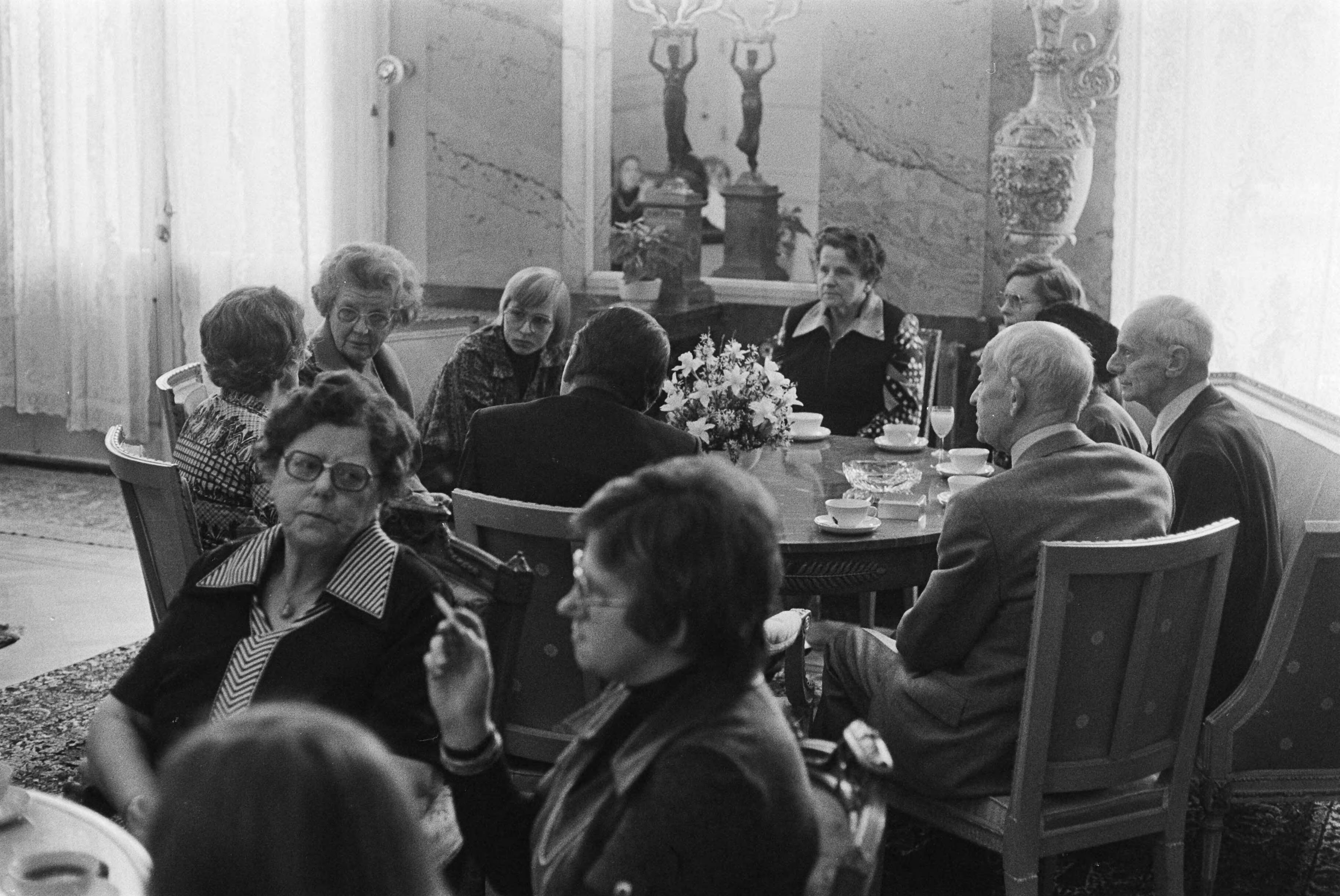 Fotocollectie Anefo — Koningin ontvangt ex-gijzelaars trein Wijster op Soestdijk Koningin in gesprek met rechts het domineesechtpaar — Foto: Verhoeff, Bert / Anefo. Licentie: Set B: Rechtenvrij / Publiek Domein. Bron: Nationaal Archief. http://hdl.handle.net/10648/ac7add0c-d0b4-102d-bcf8-003048976d84