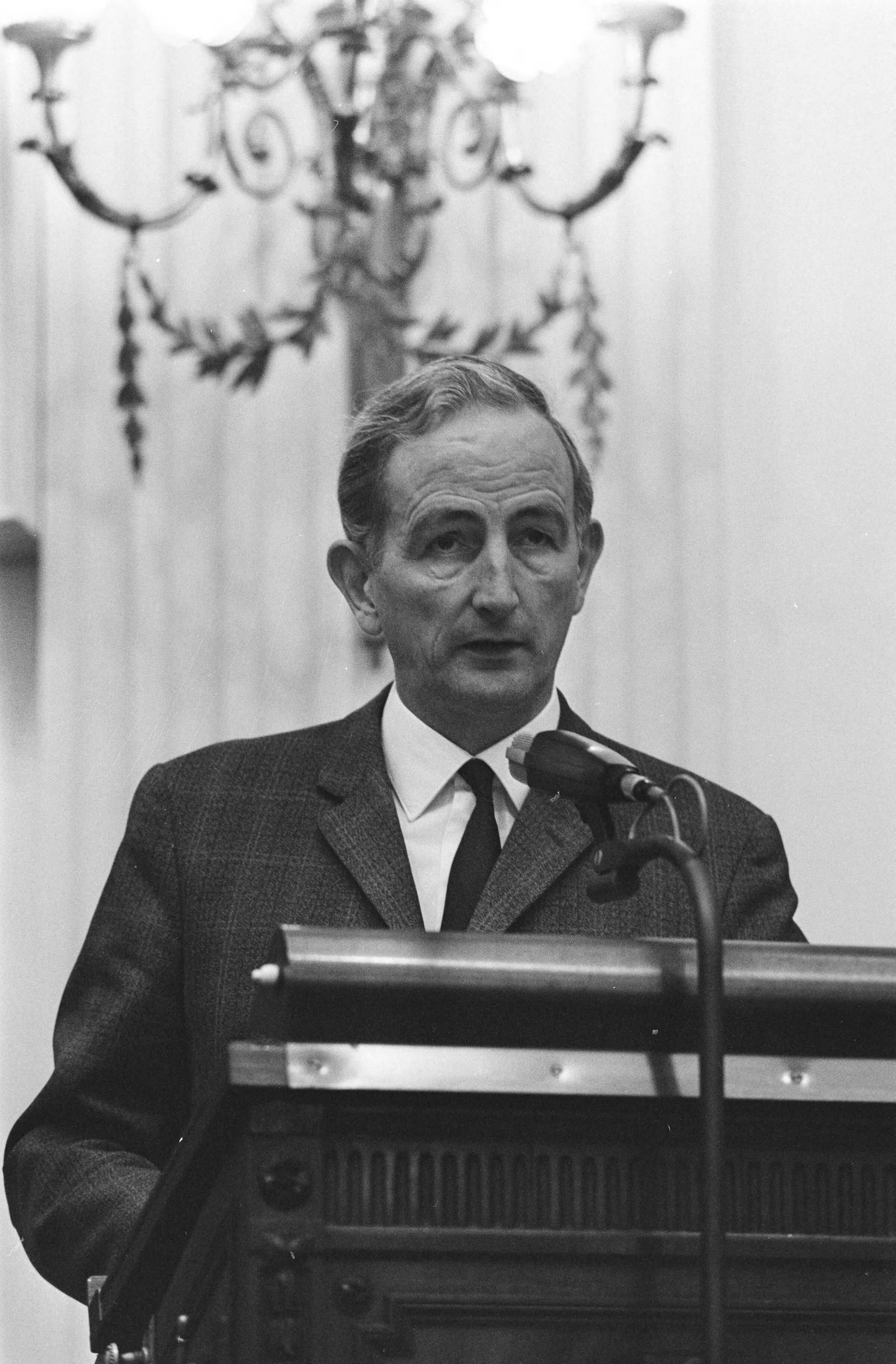 Fotocollectie Anefo — Tweede Kamer ; rijksbegroting van Justitie en Binnenlandse Zaken , Den Haag ; nr. 23, 24 Wiebenga (PSP aan het woord — Foto: Mieremet, Rob / Anefo. Licentie: Set B: Rechtenvrij / Publiek Domein. Bron: Nationaal Archief. http://hdl.handle.net/10648/aba8bca0-d0b4-102d-bcf8-003048976d84