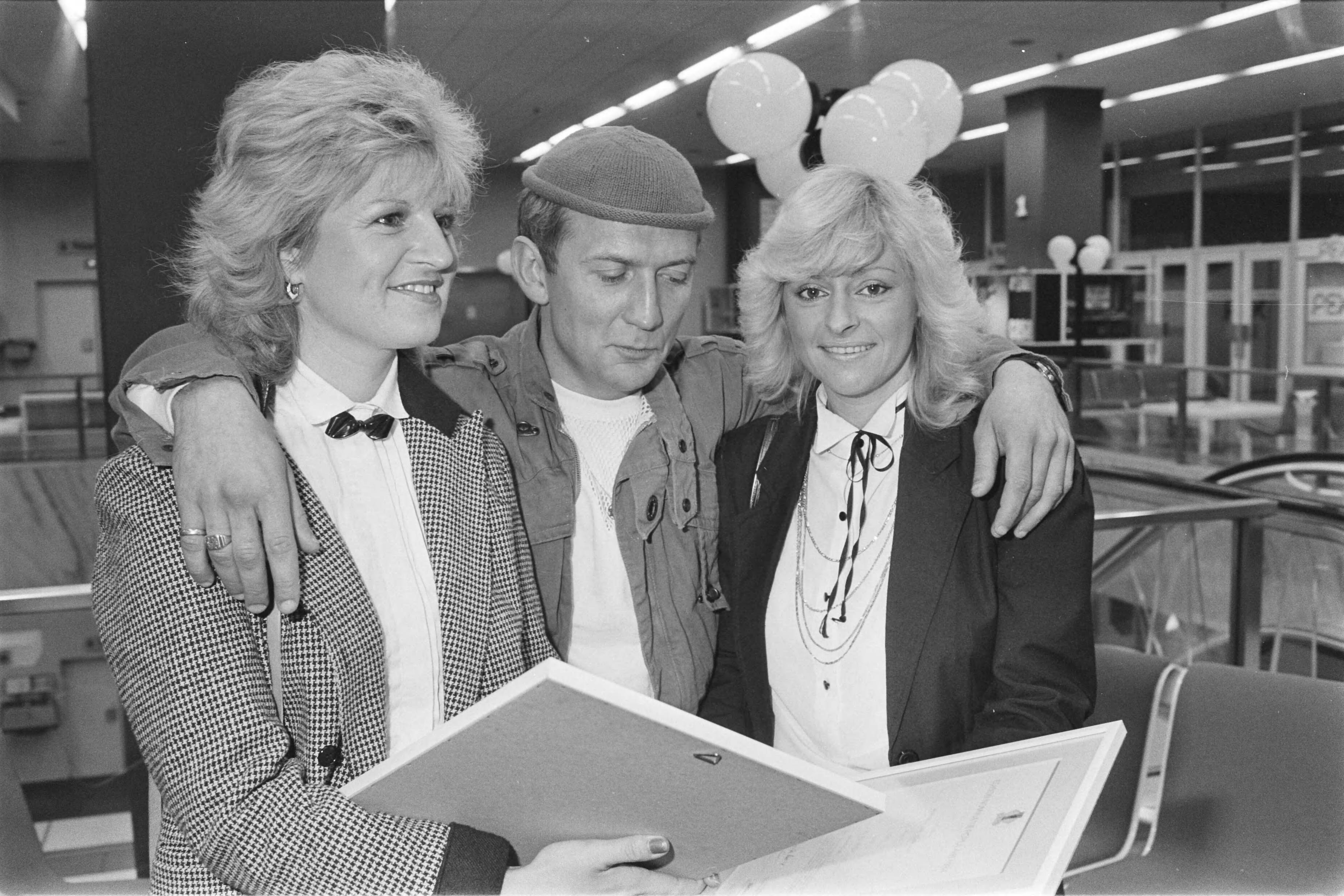 Fotocollectie Anefo — Utrecht, uitreiking Edison-nominaties; v.l.n.r. Anita Meyer, Harry Slinger (Drukwerk) en Corry Konings — Foto: Antonisse, Marcel / Anefo. Licentie: Set B: Rechtenvrij / Publiek Domein. Bron: Nationaal Archief. http://hdl.handle.net/10648/ad36ec04-d0b4-102d-bcf8-003048976d84