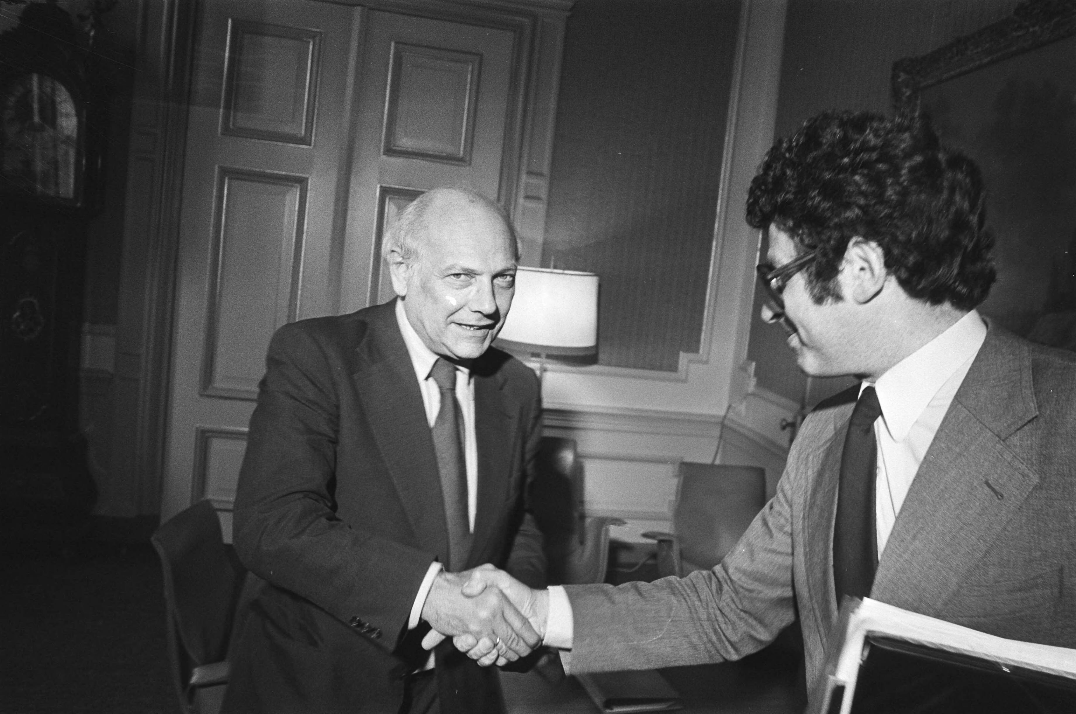 Fotocollectie Anefo — Kabinetsformatie: formateur Den Uyl ontvangt waarnemend fractievoorzitter Van Thijn (PvdA) in Den Haag — Foto: Bogaerts, Rob / Anefo. Licentie: Set B: Rechtenvrij / Publiek Domein. Bron: Nationaal Archief. http://hdl.handle.net/10648/ac9d42d4-d0b4-102d-bcf8-003048976d84
