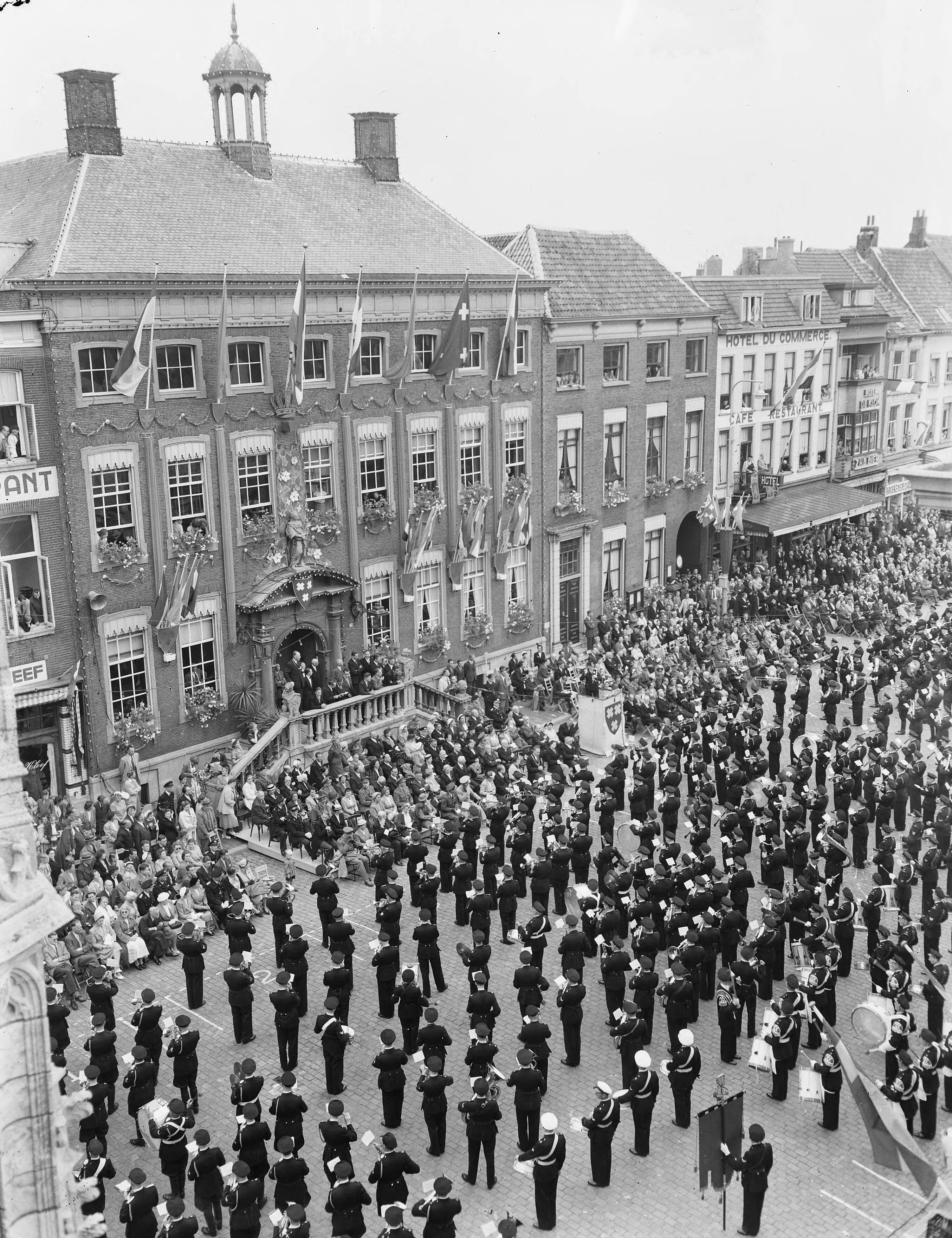 Fotocollectie Anefo — Opening feesten KMA Breda 125 jaar — Foto: Duinen, G.W. van / Anefo. Licentie: Set B: Rechtenvrij / Publiek Domein. Bron: Nationaal Archief. http://hdl.handle.net/10648/a90fb12e-d0b4-102d-bcf8-003048976d84