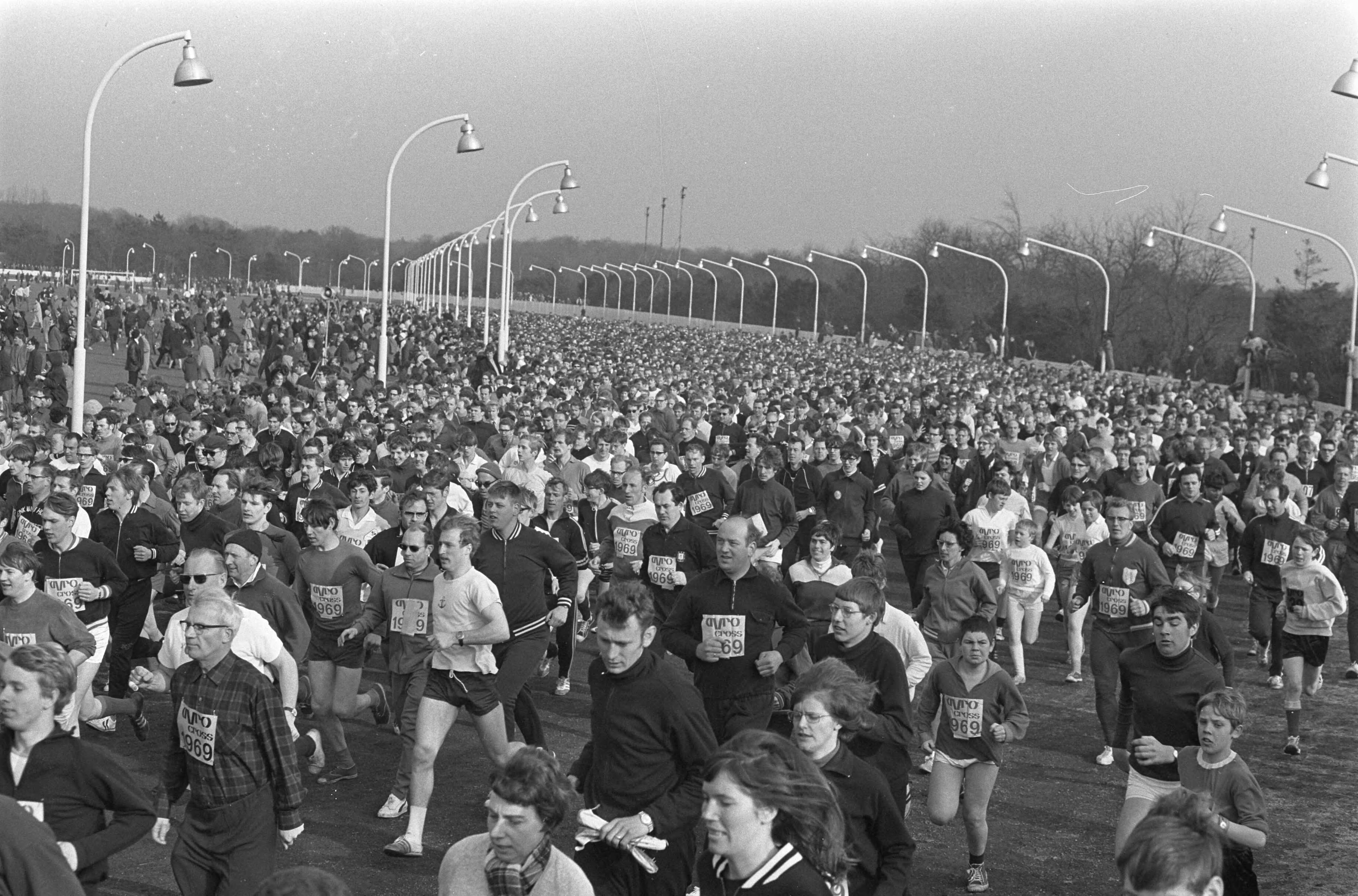 Fotocollectie Anefo — AVRO-Cross te Hilversum — Foto: Nijs, Jac. de / Anefo. Licentie: Set B: Rechtenvrij / Publiek Domein. Bron: Nationaal Archief. http://hdl.handle.net/10648/ab632000-d0b4-102d-bcf8-003048976d84