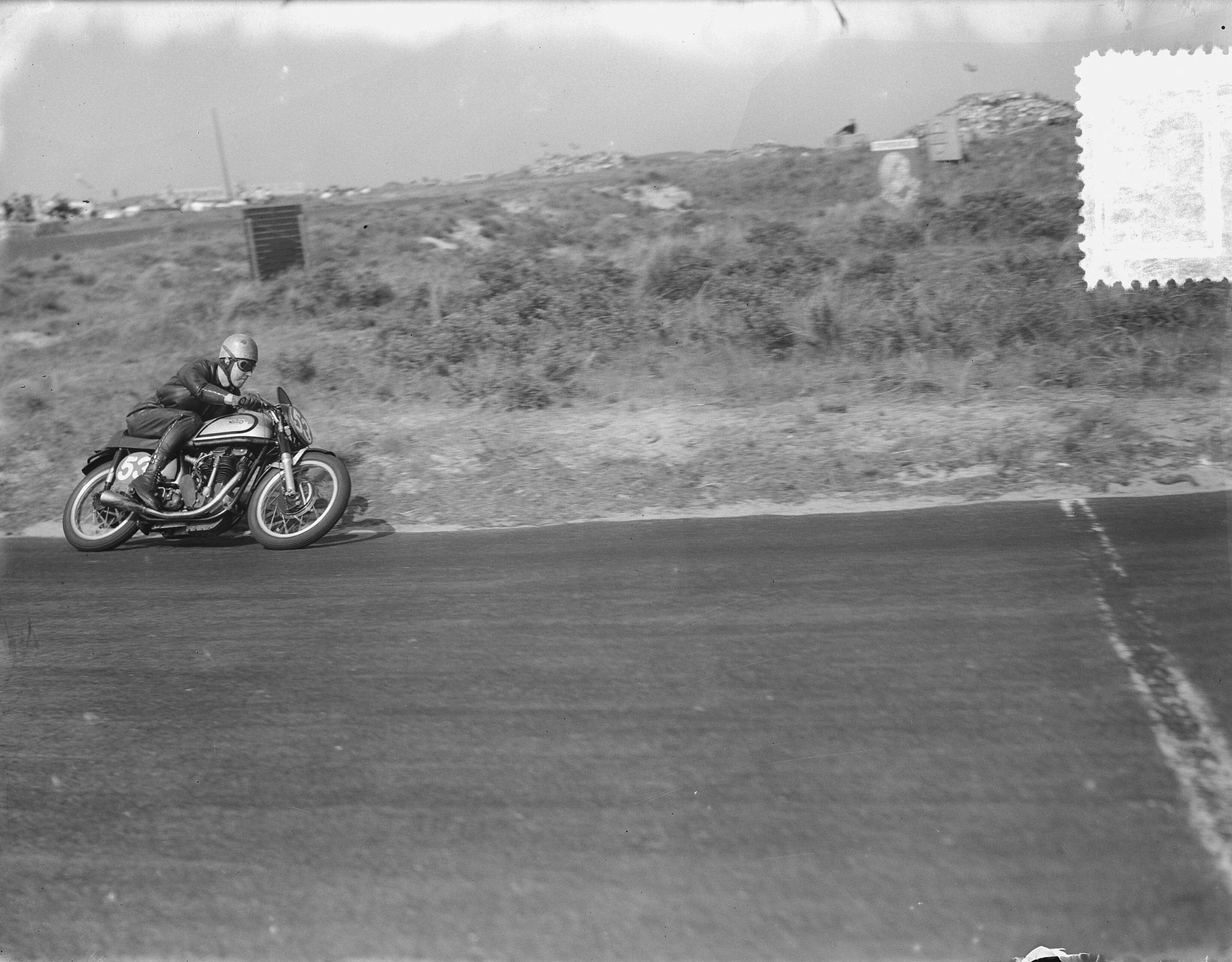 Motorraces op het circuit van Zandvoort — Motorraces op het circuit van Zandvoort. — Foto: Bilsen, Joop van / Anefo. Licentie: Set B: Rechtenvrij / Publiek Domein. Bron: Nationaal Archief. http://hdl.handle.net/10648/a8f9fe88-d0b4-102d-bcf8-003048976d84