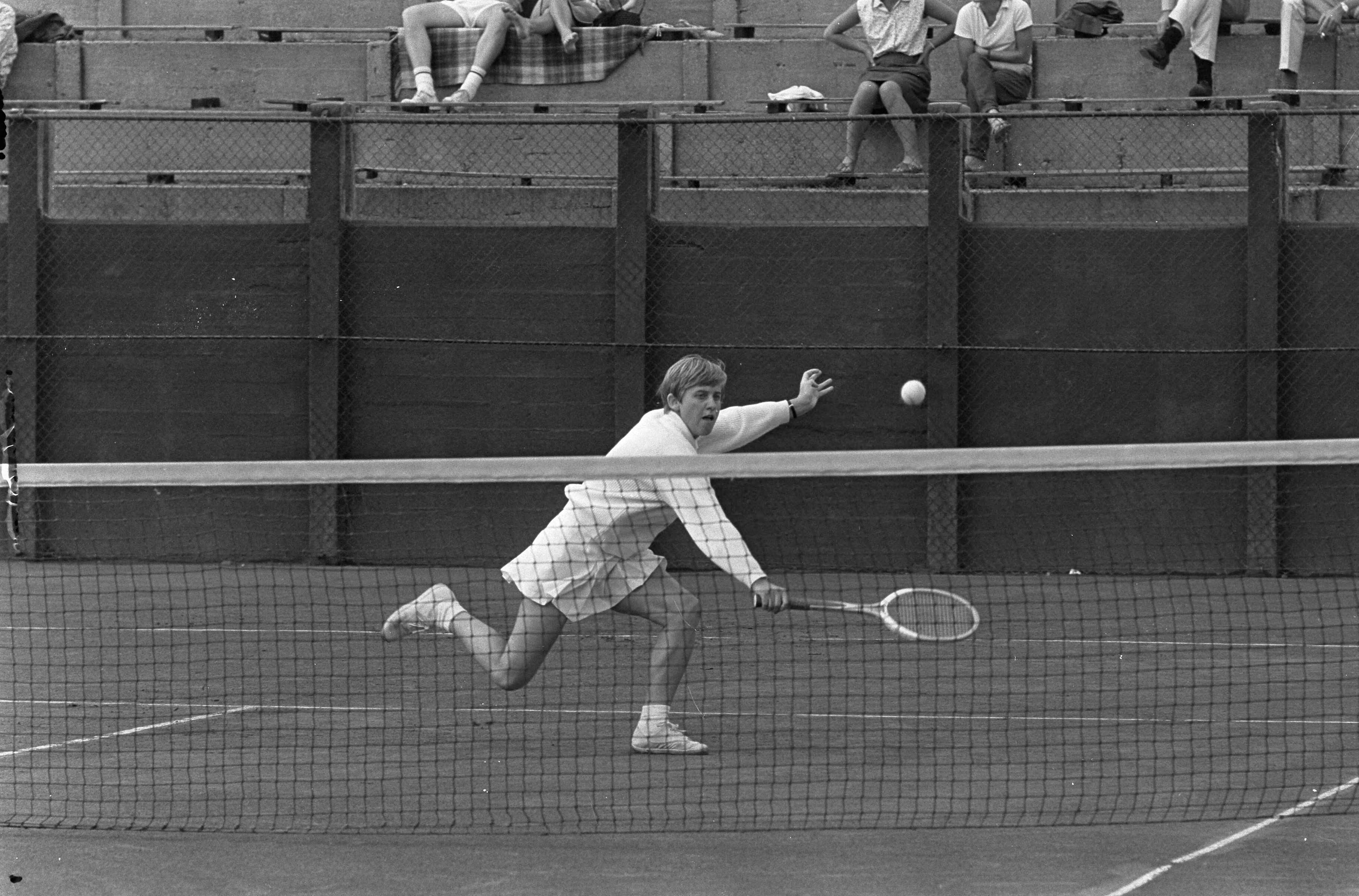 Fotocollectie Anefo — Nationale Tenniskampioenschappen te Scheveningen. Astrid Suurbeek in aktie — Foto: Koch, Eric / Anefo. Licentie: Set B: Rechtenvrij / Publiek Domein. Bron: Nationaal Archief. http://hdl.handle.net/10648/ab227a8c-d0b4-102d-bcf8-003048976d84