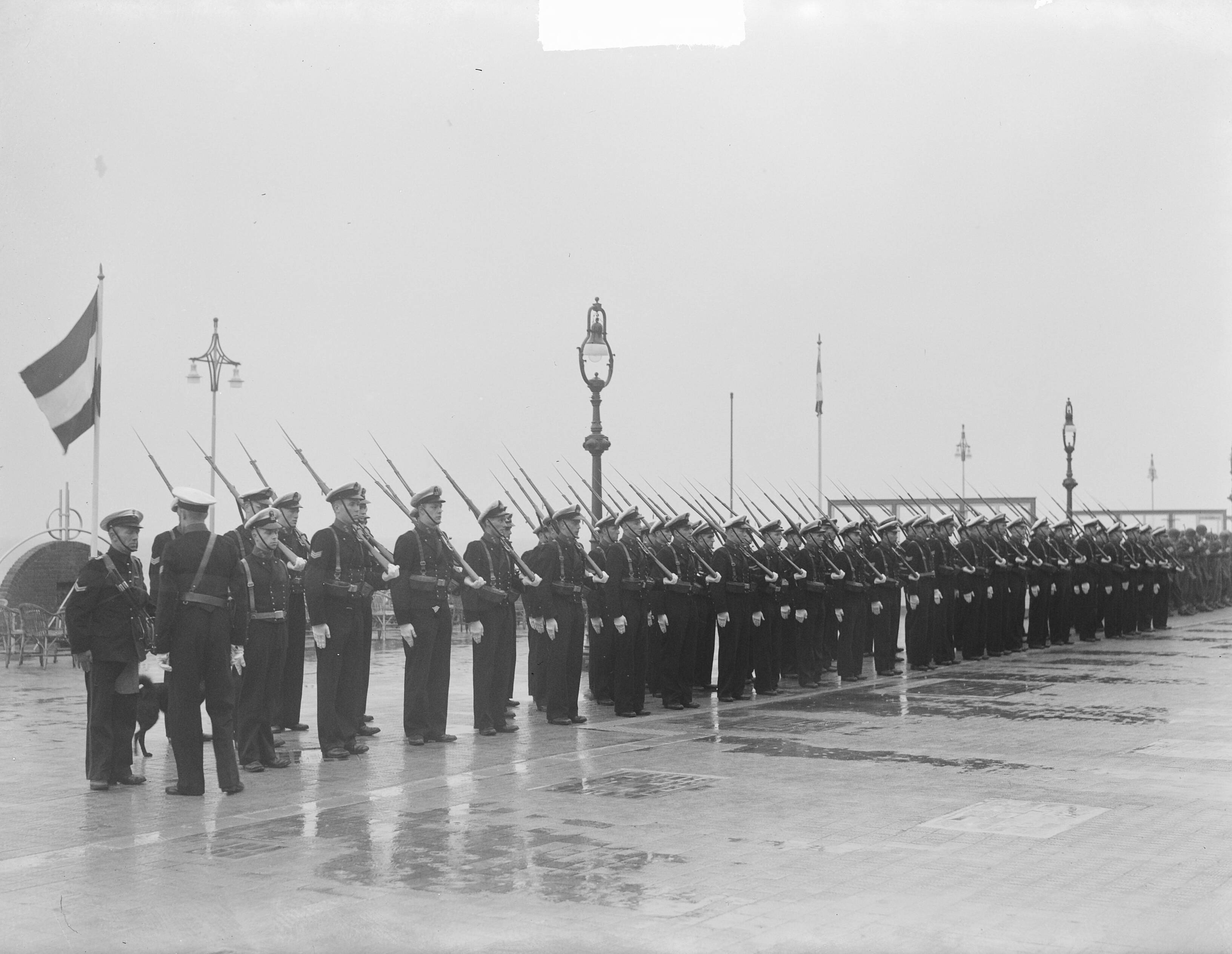 NVJ mars te Scheveningen — NJV mars te Scheveningen [Mariniers aangetreden] — Foto: Pot, Harry / Anefo. Licentie: Set B: Rechtenvrij / Publiek Domein. Bron: Nationaal Archief. http://hdl.handle.net/10648/a8d8b7aa-d0b4-102d-bcf8-003048976d84