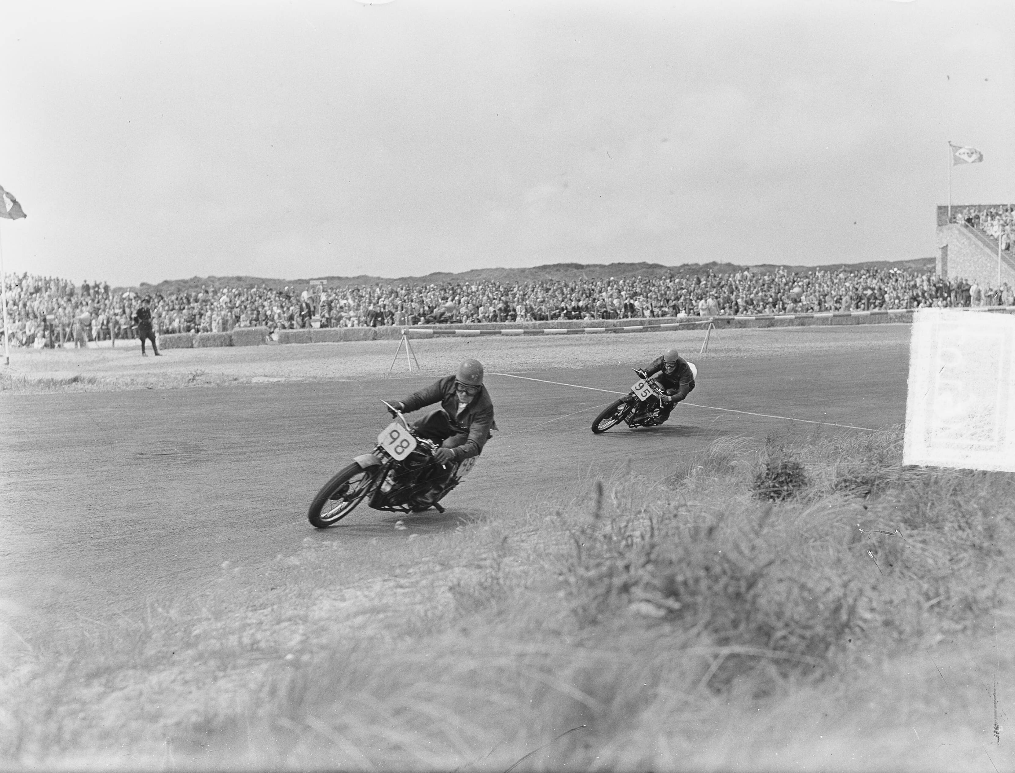 Motor- en autoraces KNAC en KNMV op het circuit van Zandvoort — Motor- en autoraces van KNAC en KNMV op het circuit van Zandvoort. Motorrace — Foto: Pot, Harry / Anefo. Licentie: Set B: Rechtenvrij / Publiek Domein. Bron: Nationaal Archief. http://hdl.handle.net/10648/a8eb4e06-d0b4-102d-bcf8-003048976d84