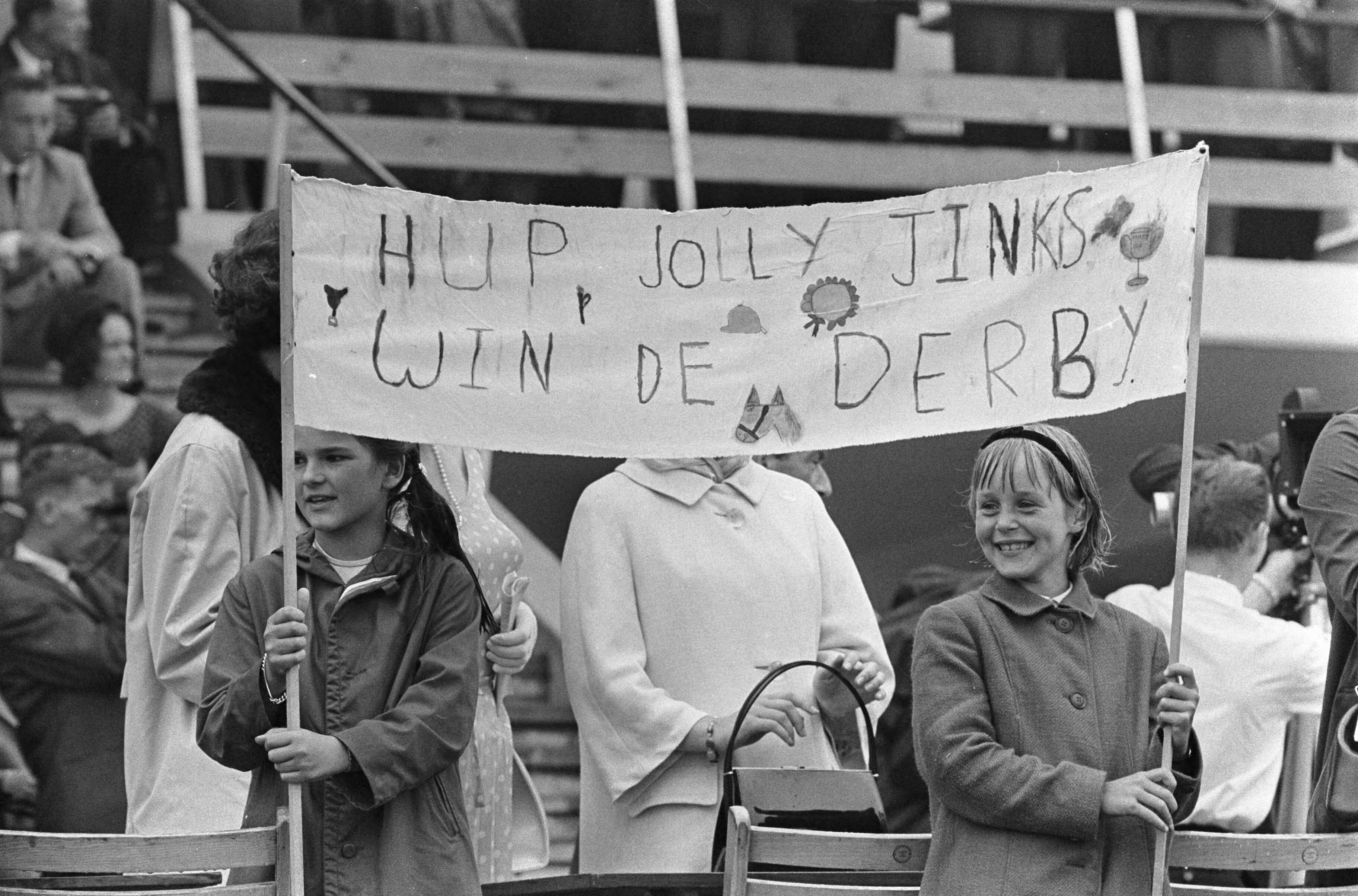 Fotocollectie Anefo — Derby Duindigt 1966, tijdens de race — Foto: Koch, Eric / Anefo. Licentie: Set B: Rechtenvrij / Publiek Domein. Bron: Nationaal Archief. http://hdl.handle.net/10648/aaee4f32-d0b4-102d-bcf8-003048976d84
