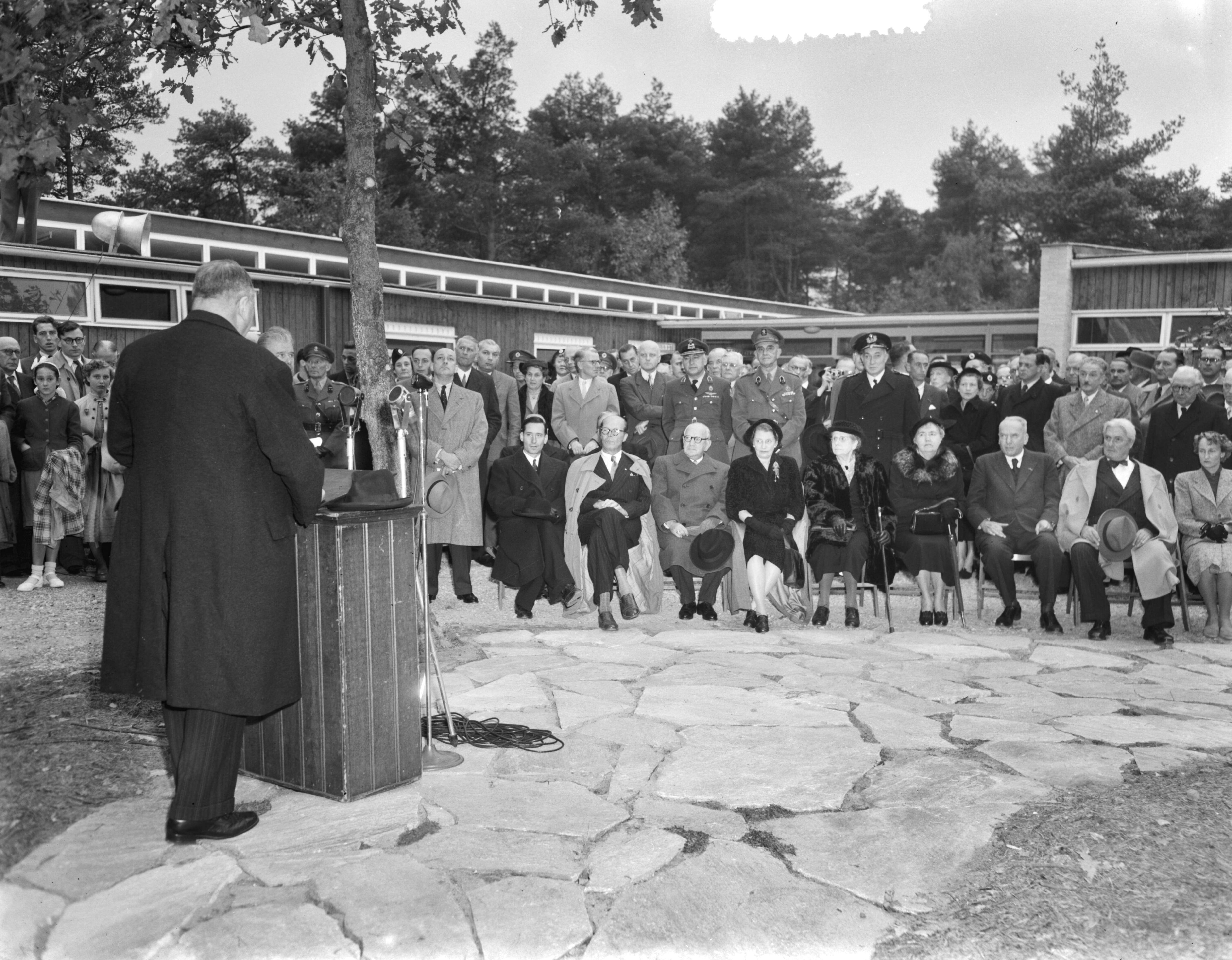 Fotocollectie Anefo — Onthulling standbeeld Henri Dunant op het terrein van conferentie-oord Woudschouten te Zeist — Foto: Duinen, G.W. van / Anefo. Licentie: Set B: Rechtenvrij / Publiek Domein. Bron: Nationaal Archief. http://hdl.handle.net/10648/a914b160-d0b4-102d-bcf8-003048976d84
