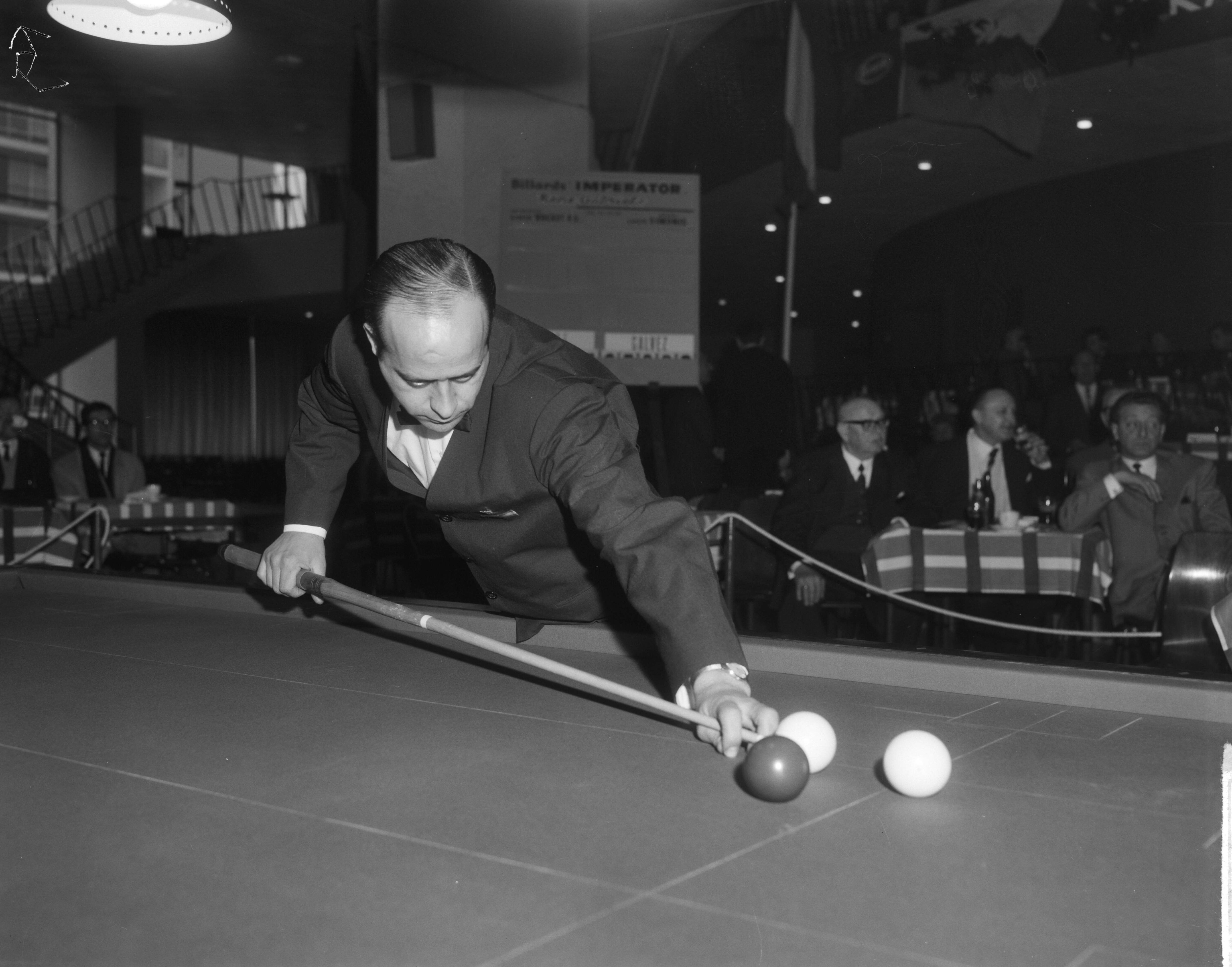 Fotocollectie Anefo — Europees biljartkampioenschap anker kader 47/2 te Heerlen, José Gálvez (Spanje) aan stoot — Foto: Bilsen, Joop van / Anefo. Licentie: Set B: Rechtenvrij / Publiek Domein. Bron: Nationaal Archief. http://hdl.handle.net/10648/aa9064f8-d0b4-102d-bcf8-003048976d84