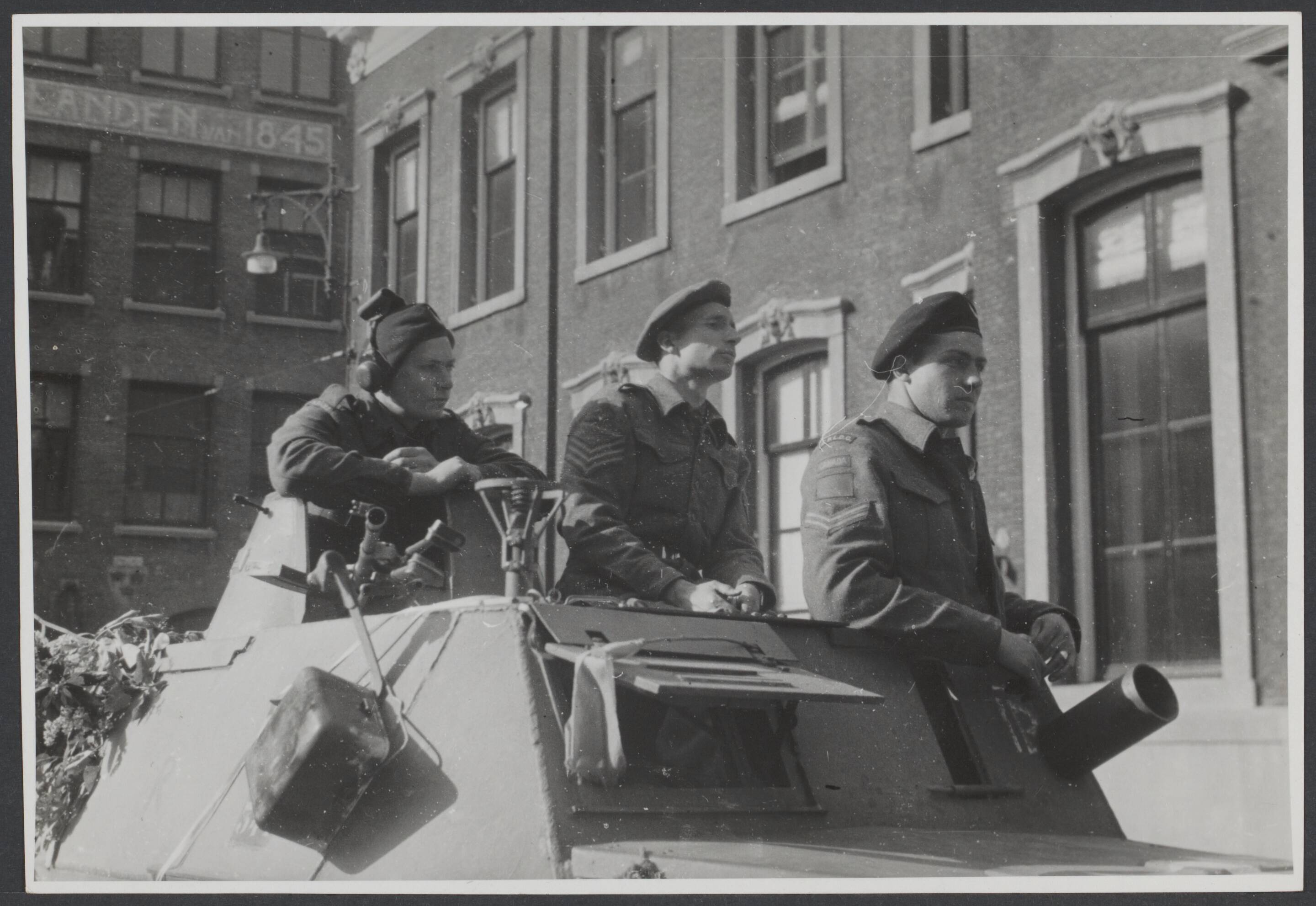 Bevrijding 's Gravenhage (Den Haag) — [Intocht Canadezen Den Haag] — Foto: Wal, J.Th. A. van der / Spaarnestad. Licentie: Set B: Rechtenvrij / Publiek Domein. Bron: Nationaal Archief. http://hdl.handle.net/10648/a72f58c9-2851-0ece-08ee-f62e7be23dd3