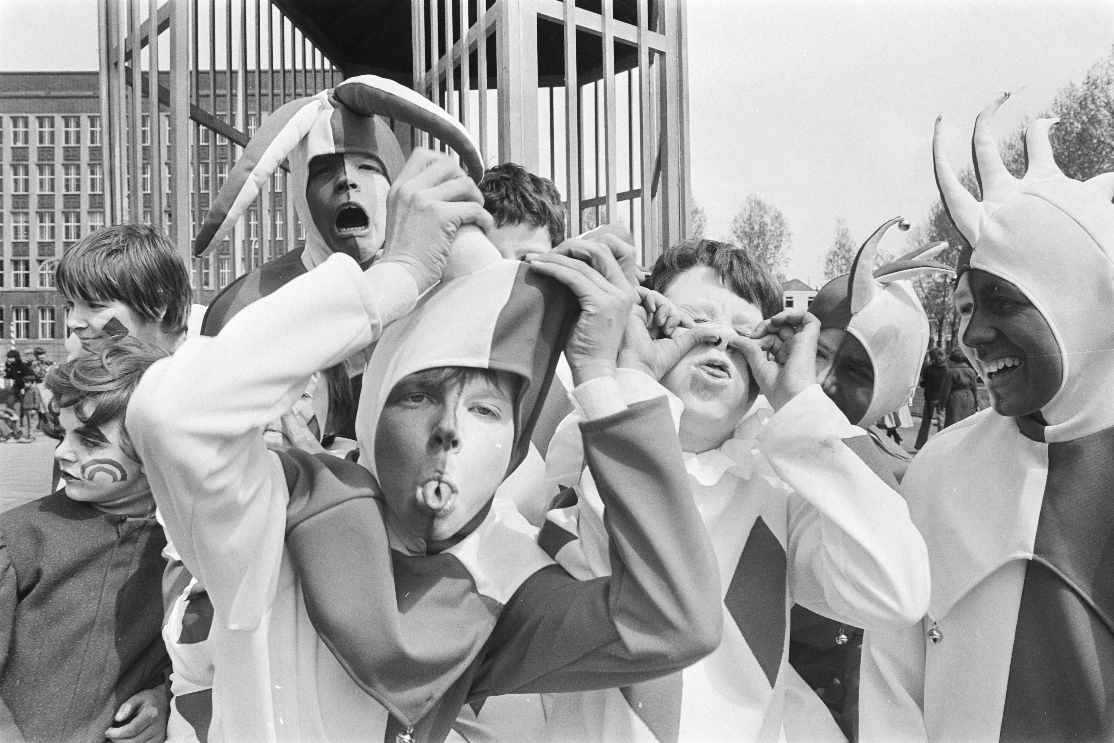 Fotocollectie Anefo — Belgen uit Wingene houden optocht in Den Haag, ze zijn beroemd om hun Brueghel- manifestaties — Foto: Bogaerts, Rob / Anefo. Licentie: Set B: Rechtenvrij / Publiek Domein. Bron: Nationaal Archief. http://hdl.handle.net/10648/ac9ad120-d0b4-102d-bcf8-003048976d84