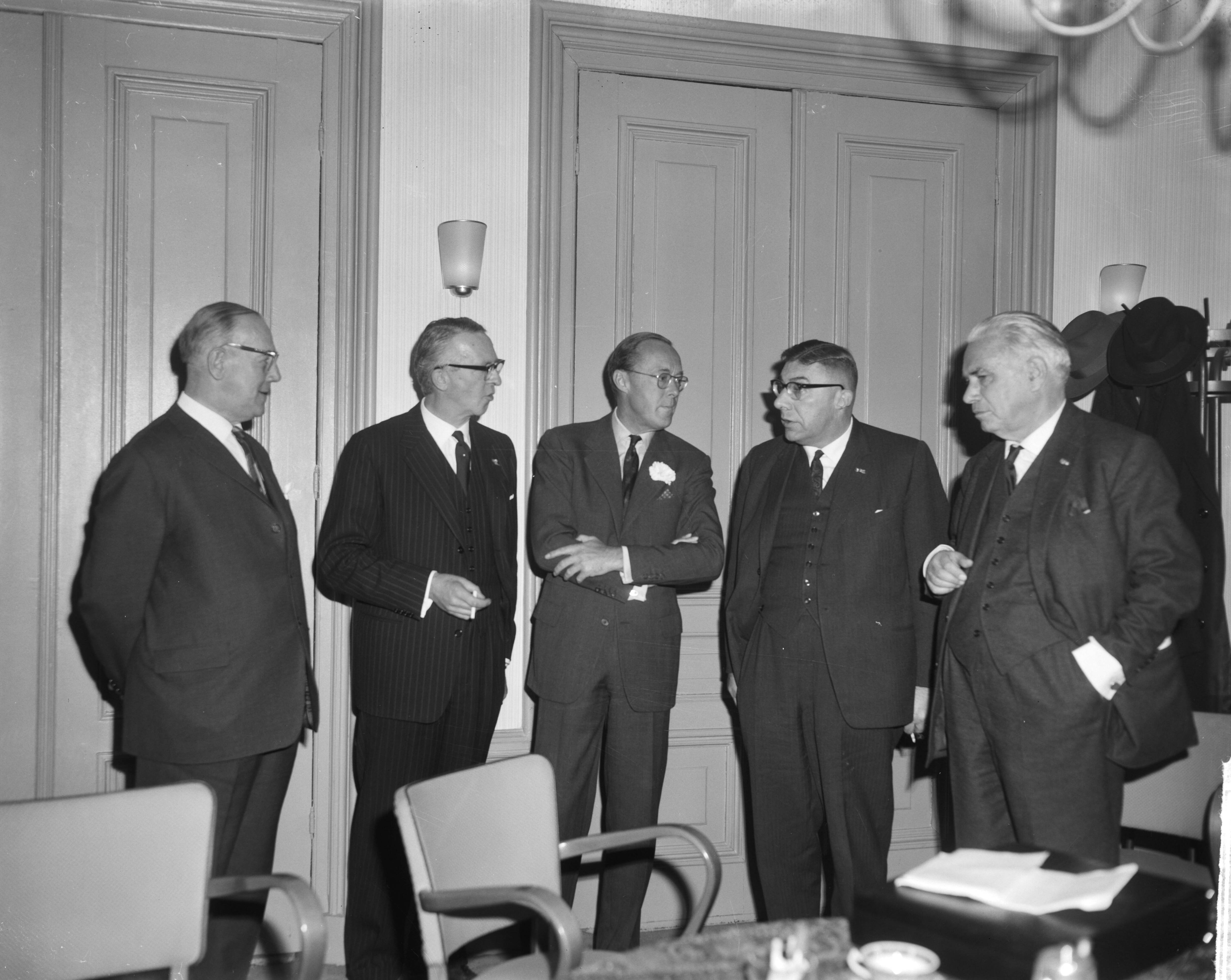 Fotocollectie Anefo — Congres Randgebieden in Leeuwarden begonnen. Vlnr. dr. D.H. Okma, voorzitter van het congres, Commissaris der Koningin Linthorst Homan, prins Bernhard, staatssecretaris Gijzels, oud-minister Gelissen — Foto: Bilsen, Joop van / Anefo. Licentie: Set B: Rechtenvrij / Publiek Domein. Bron: Nationaal Archief. http://hdl.handle.net/10648/aa37936e-d0b4-102d-bcf8-003048976d84