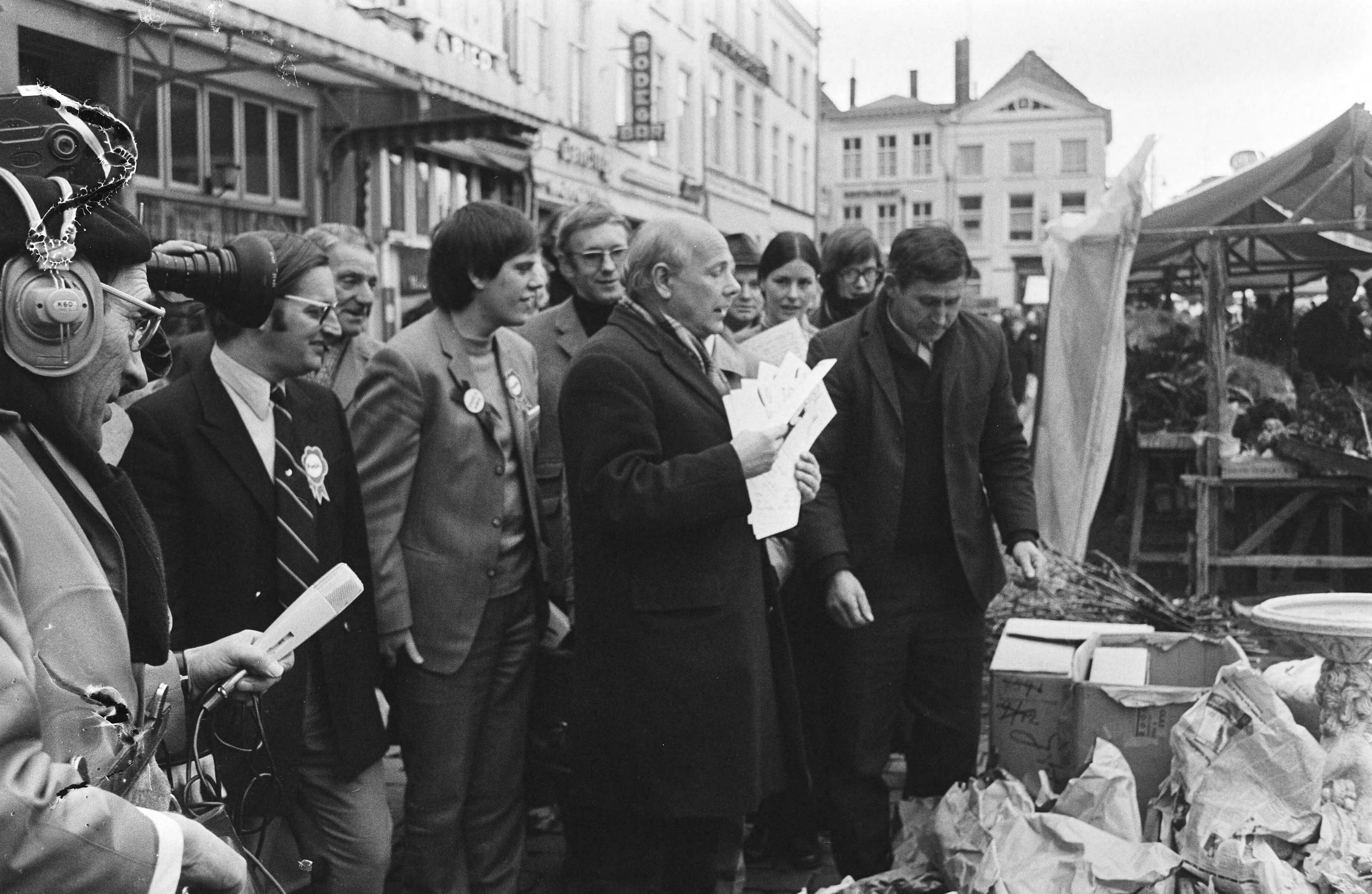 Joop den Uyl in Breda met een karavaan op verkiezingstournee voor de PvdA — Den Uyl spreekt omstanders toe — Foto: Fotograaf Onbekend / Anefo. Licentie: Set B: Rechtenvrij / Publiek Domein. Bron: Nationaal Archief. http://hdl.handle.net/10648/abb8e35a-d0b4-102d-bcf8-003048976d84