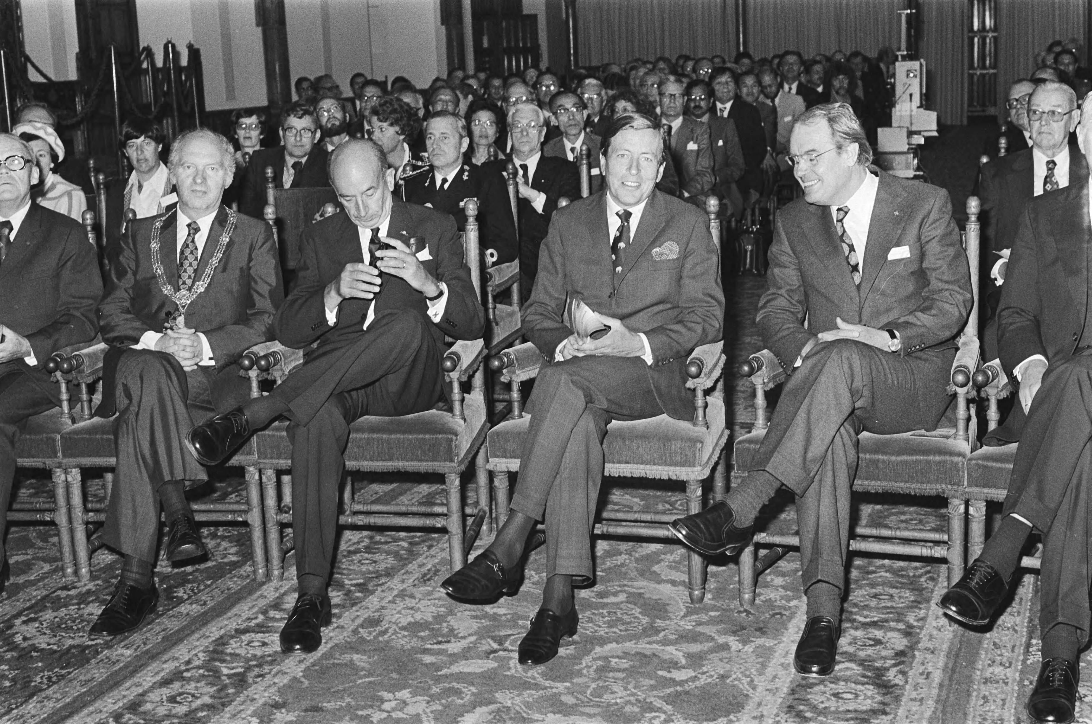 Fotocollectie Anefo — Prins Claus woont 15e ITTC in Den Haag bij — Foto: Suyk, Koen / Anefo. Licentie: Set B: Rechtenvrij / Publiek Domein. Bron: Nationaal Archief. http://hdl.handle.net/10648/acbb2ed4-d0b4-102d-bcf8-003048976d84