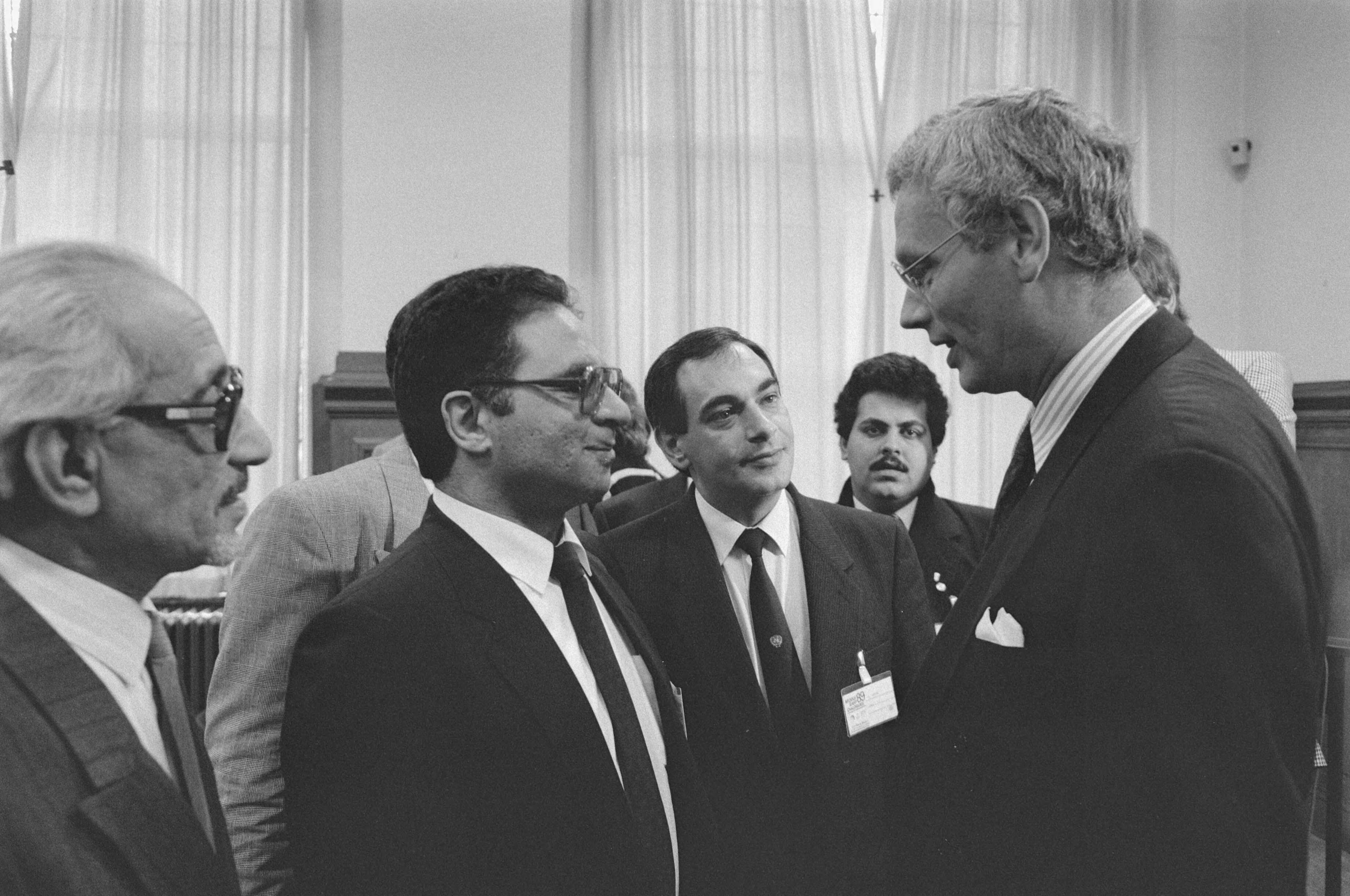 Driedaagse Palestijnse/Israëlische conferentie in het Haagse Vredespaleis — Van links naar rechts Bassam Abu Sharif (vertegenwoordiger van de Palestijnen), Alex Safian (PLO-vertegenwoordiger in Den Haag) en minister Van den Broek — Foto: Croes, Rob C. / Anefo. Licentie: Set B: Rechtenvrij / Publiek Domein. Bron: Nationaal Archief. http://hdl.handle.net/10648/ad70a412-d0b4-102d-bcf8-003048976d84