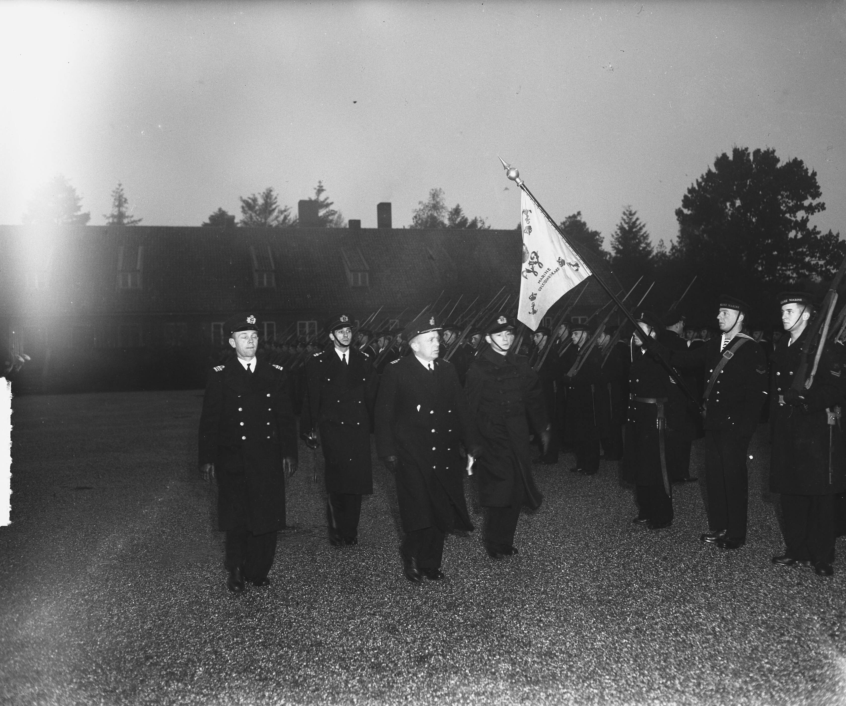 Fotocollectie Anefo — Beediging in de MOC Hilversum Marvo. Inspectie — Foto: Merk, Ben / Anefo. Licentie: Set B: Rechtenvrij / Publiek Domein. Bron: Nationaal Archief. http://hdl.handle.net/10648/a8bf7a42-d0b4-102d-bcf8-003048976d84