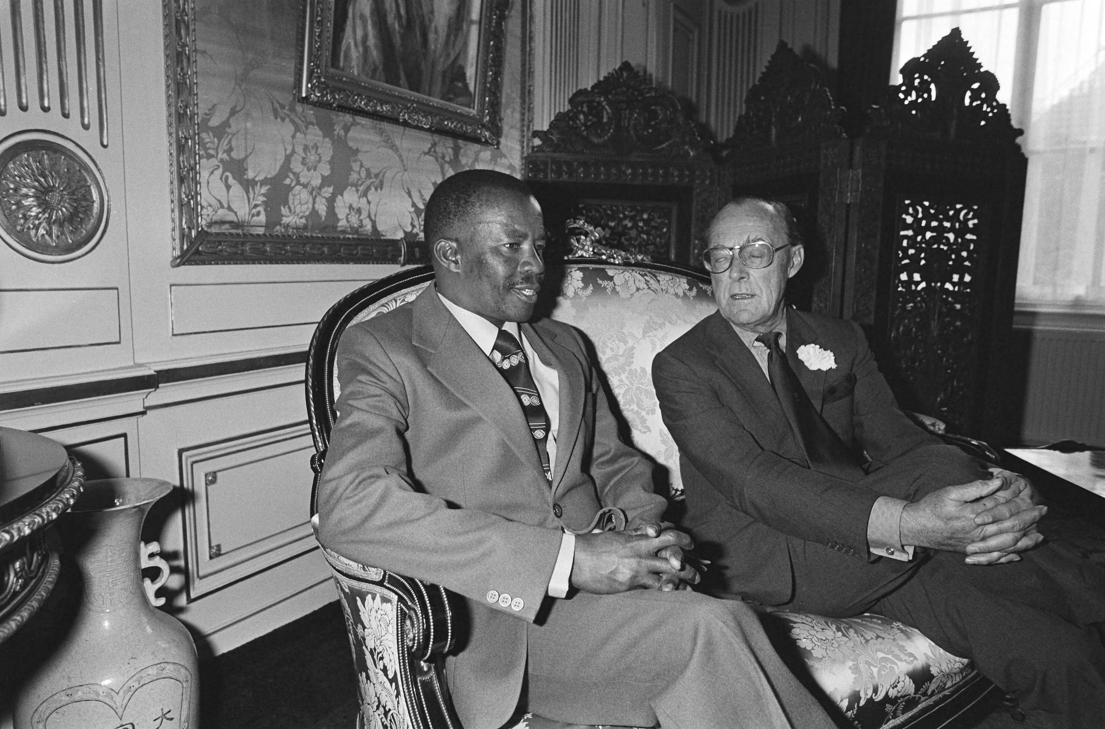 Fotocollectie Anefo — Prins Bernhard heeft in Paleis Lange Voorhout Den Haag Z. E. dr. Q. K. J. Masire van Botswana ontvangen, Berhard (r) en Masire (l) — Foto: Dijk, Hans van / Anefo. Licentie: Set B: Rechtenvrij / Publiek Domein. Bron: Nationaal Archief. http://hdl.handle.net/10648/acebc350-d0b4-102d-bcf8-003048976d84