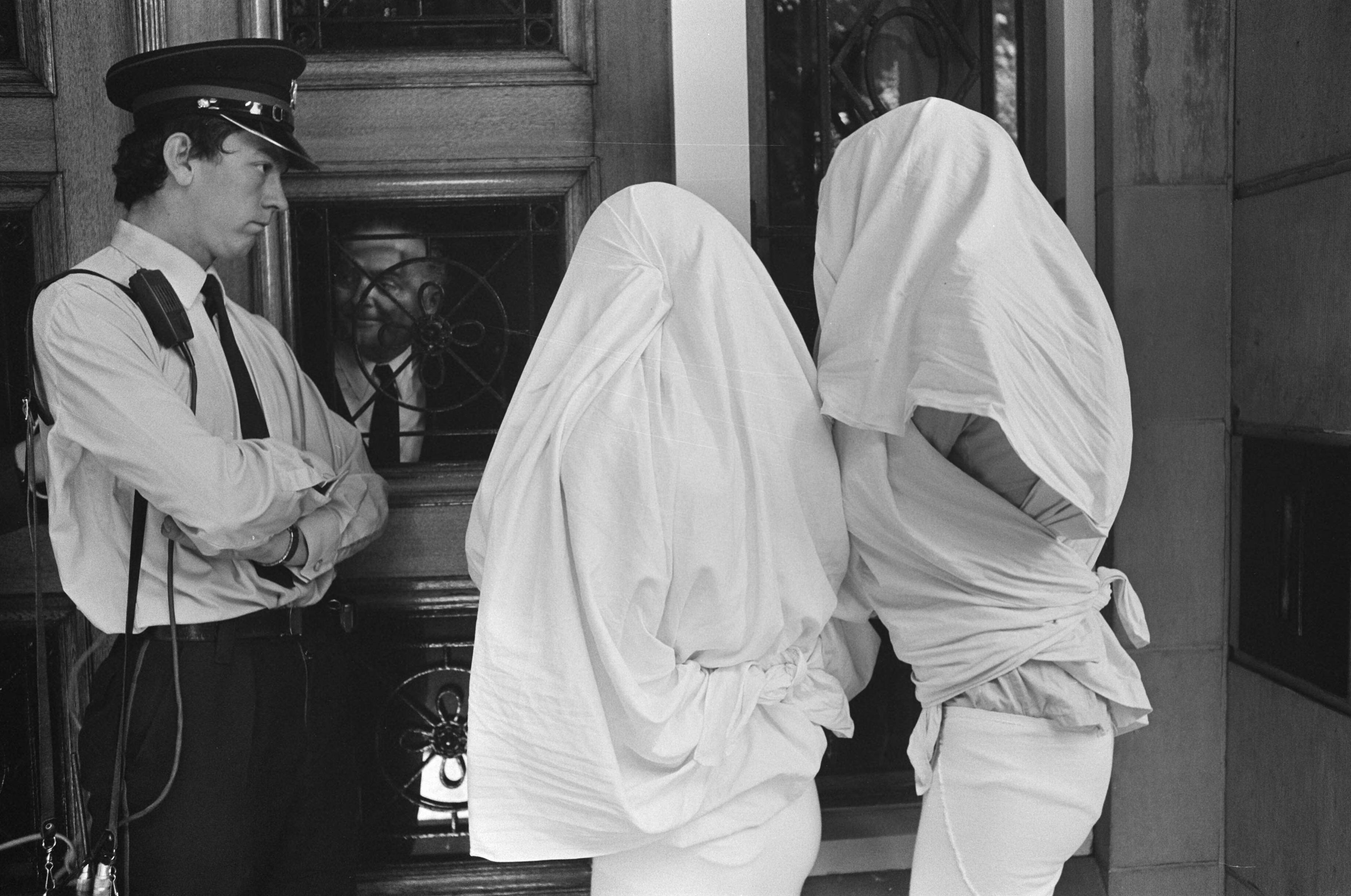 Fotocollectie Anefo — Dolle Mina's als zaadcellen verkleed bij gebouw Pauselijke Muntius in Den Haag t.g.v. 6e verjaardag Encydiek "Humanae Vitae" — Foto: Verhoeff, Bert / Anefo. Licentie: Set B: Rechtenvrij / Publiek Domein. Bron: Nationaal Archief. http://hdl.handle.net/10648/ac5189de-d0b4-102d-bcf8-003048976d84