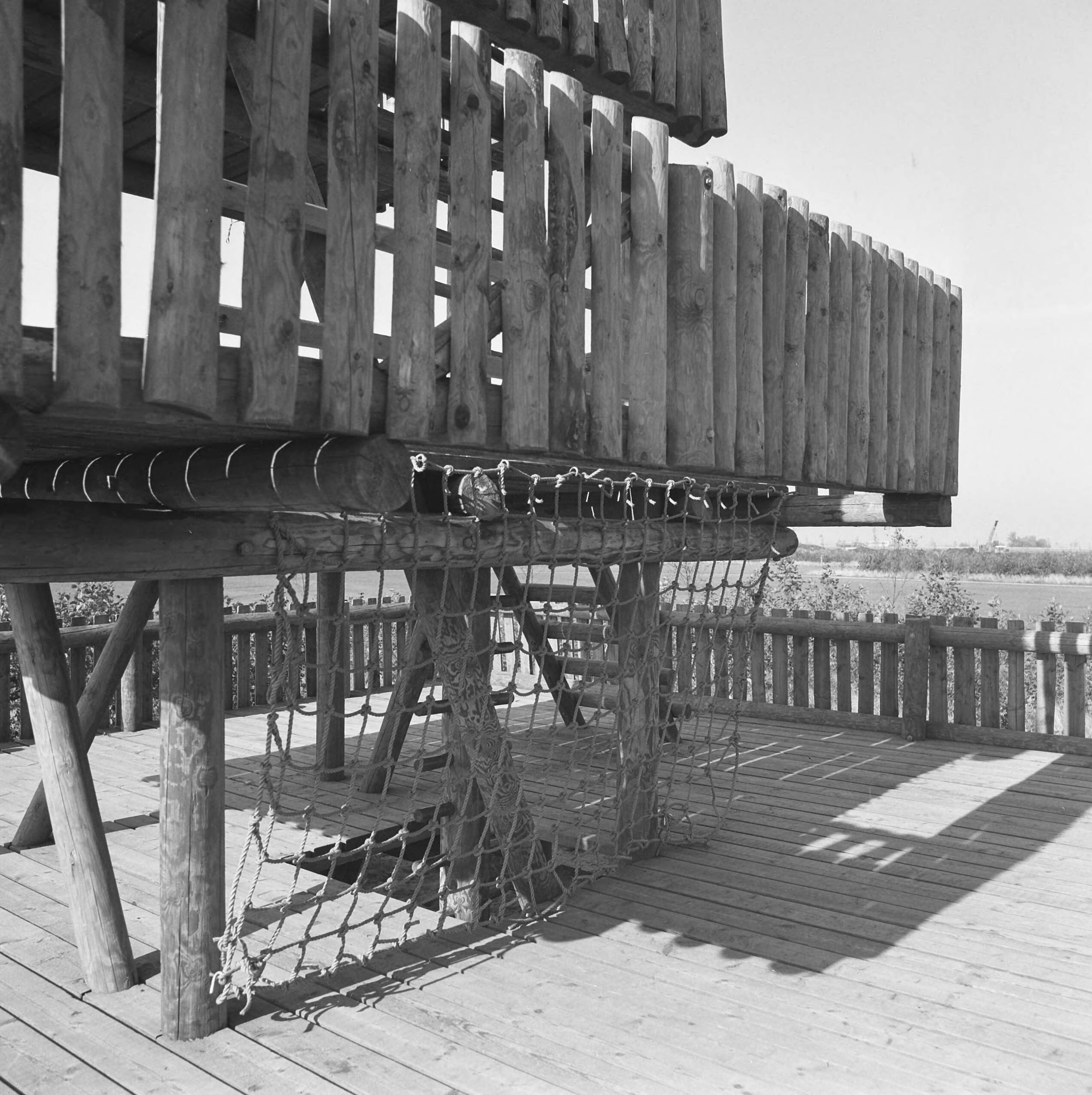 Fotocollectie Nederlandse Heidemaatschappij — Zoetermeer. Speelwerktuigen rond flats — Foto: Fotograaf Onbekend / Heidemij. Licentie: Set B: Rechtenvrij / Publiek Domein. Bron: Nationaal Archief. http://hdl.handle.net/10648/ae834fa8-d0b4-102d-bcf8-003048976d84