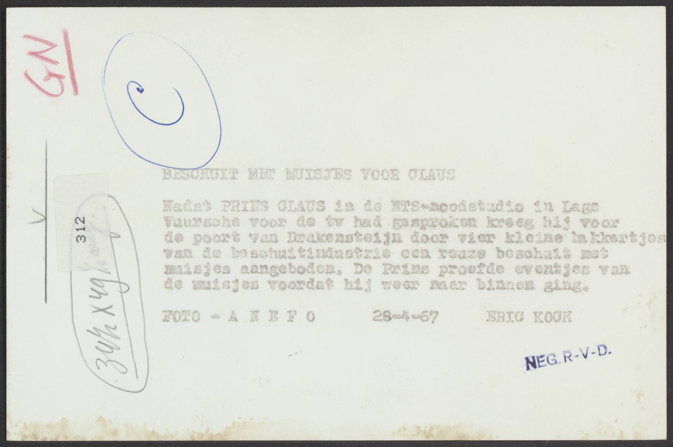 Fotocollectie Elsevier Binnenland — Nadat prins Claus in de NTS-noodstudio in Lage Vuursche voor de televisie had gesproken kreeg hij voor de poort van Drakensteyn door vier kleine bakkertjes van de beschuitindustrie een reuze beschuit met muisjes aangeboden. De prins proefde eventjes van de muisjes voordat hij weer naar binnen ging — Foto: Koch, Eric / Anefo. Licentie: Set B: Rechtenvrij / Publiek Domein. Bron: Nationaal Archief. http://hdl.handle.net/10648/adc1c45a-d0b4-102d-bcf8-003048976d84
