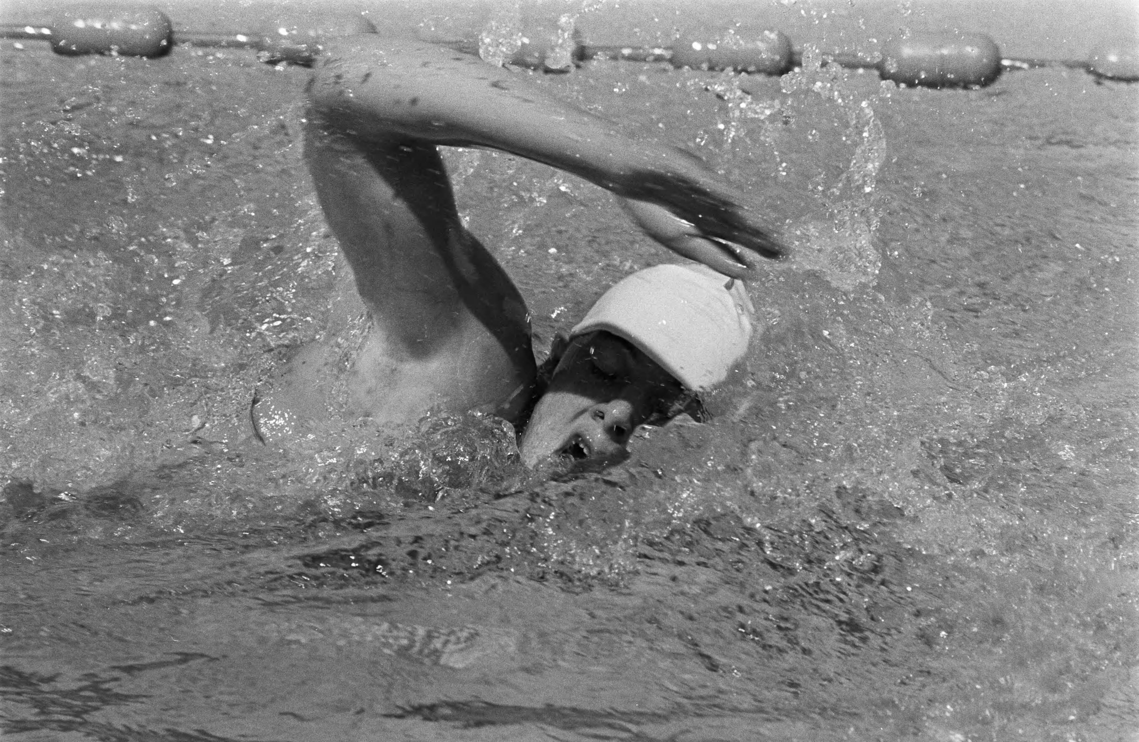 Fotocollectie Anefo — Nationale kampioenschappen zwemmen te Leeuwarden — Foto: Verhoeff, Bert / Anefo. Licentie: Set B: Rechtenvrij / Publiek Domein. Bron: Nationaal Archief. http://hdl.handle.net/10648/ab9d34c0-d0b4-102d-bcf8-003048976d84
