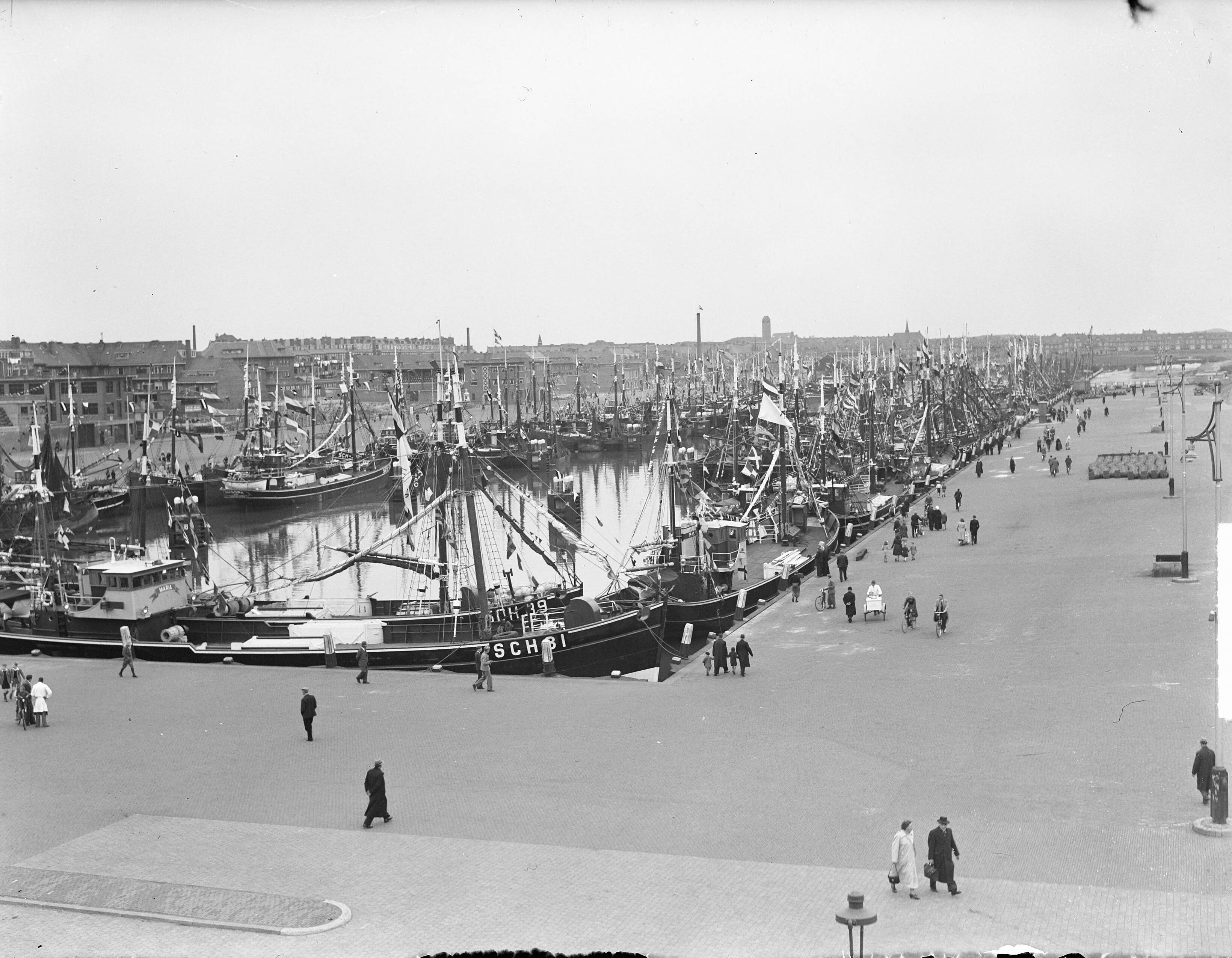 Fotocollectie Anefo — Vlaggetjesdag Scheveningen — Foto: Winterbergen, Rolf / Anefo. Licentie: Set B: Rechtenvrij / Publiek Domein. Bron: Nationaal Archief. http://hdl.handle.net/10648/a8c7bd56-d0b4-102d-bcf8-003048976d84