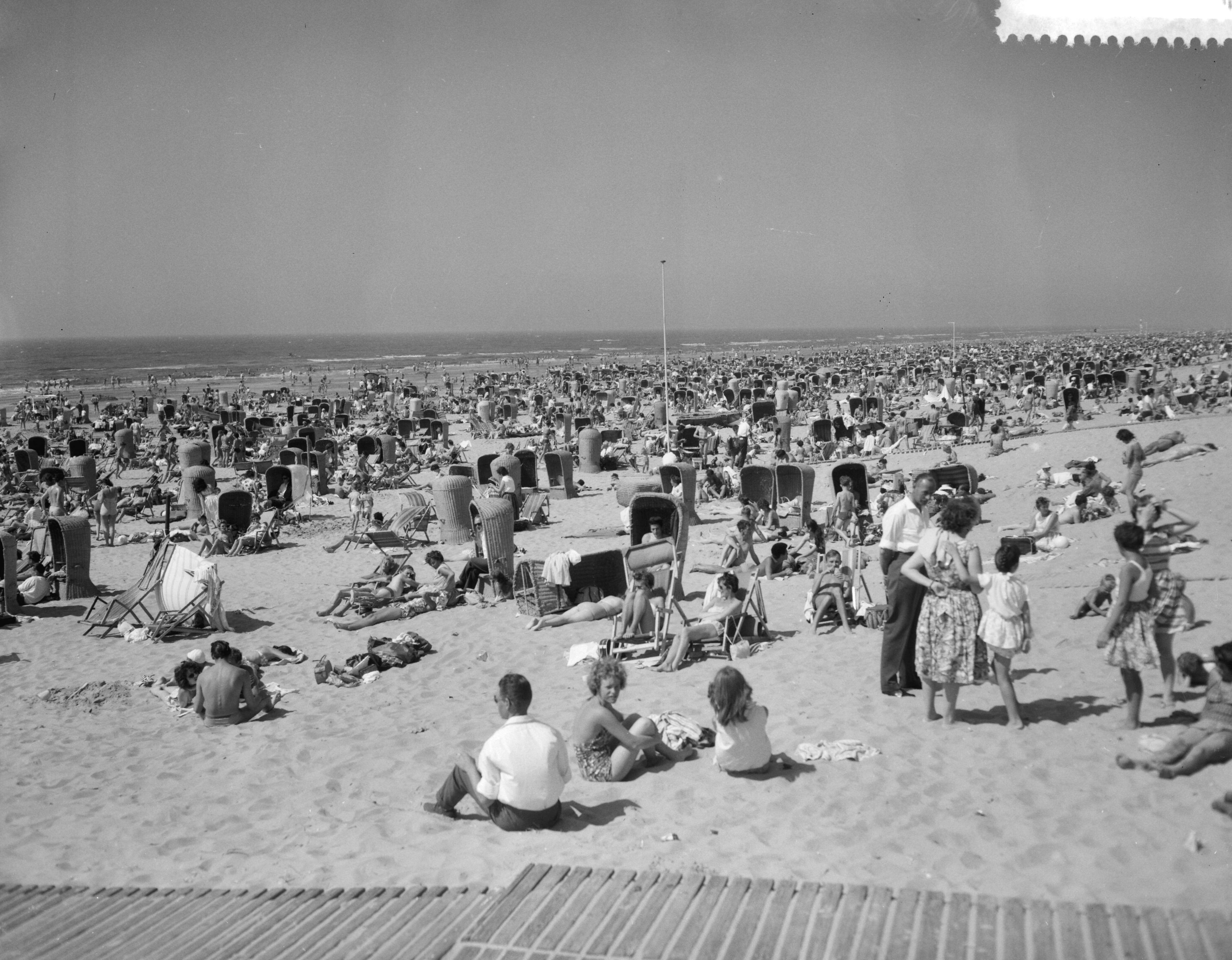 Fotocollectie Anefo — Zomerdrukte op het strand van Zandvoort — Foto: Bilsen, Joop van / Anefo. Licentie: Set B: Rechtenvrij / Publiek Domein. Bron: Nationaal Archief. http://hdl.handle.net/10648/a9b29d3a-d0b4-102d-bcf8-003048976d84
