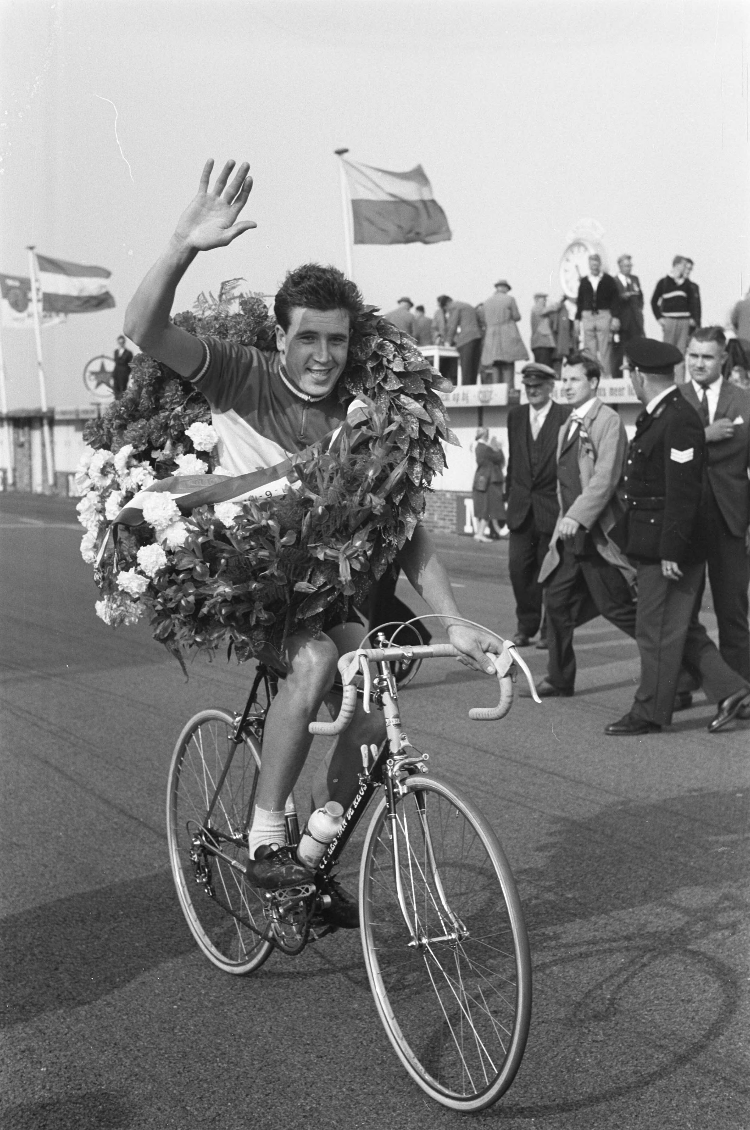Fotocollectie Anefo — Nederlands Kampioenschap wielrennen op de weg voor amateurs. Winnaar Gerard Wesseling tijdens zijn ereronde — Foto: Pot, Harry / Anefo. Licentie: Set B: Rechtenvrij / Publiek Domein. Bron: Nationaal Archief. http://hdl.handle.net/10648/a9d72de4-d0b4-102d-bcf8-003048976d84