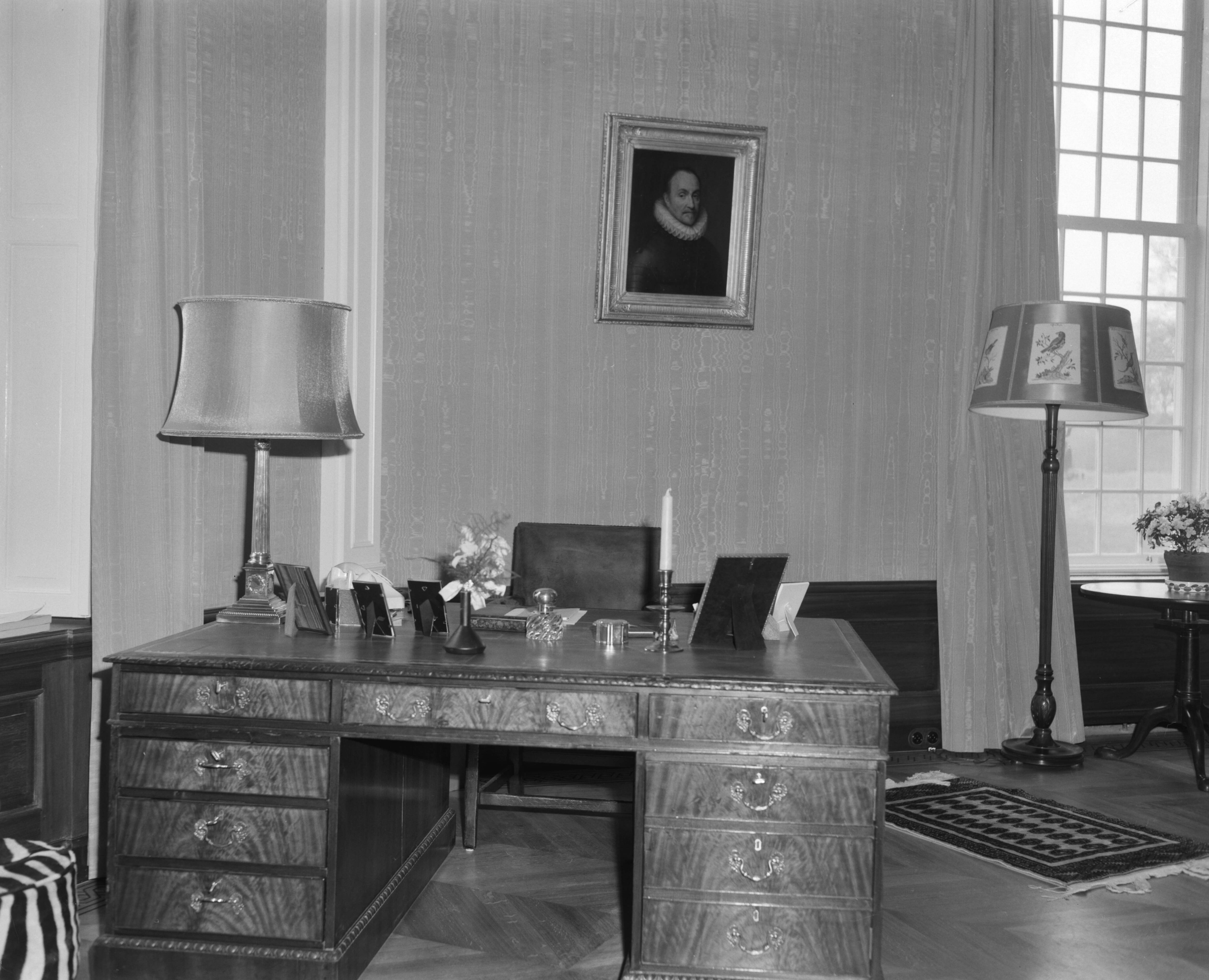 Fotocollectie Anefo — Interieur Slot Drakensteyn (werkkamer) — Foto: Bilsen, Joop van / Anefo. Licentie: Set B: Rechtenvrij / Publiek Domein. Bron: Nationaal Archief. http://hdl.handle.net/10648/aa305ab8-d0b4-102d-bcf8-003048976d84
