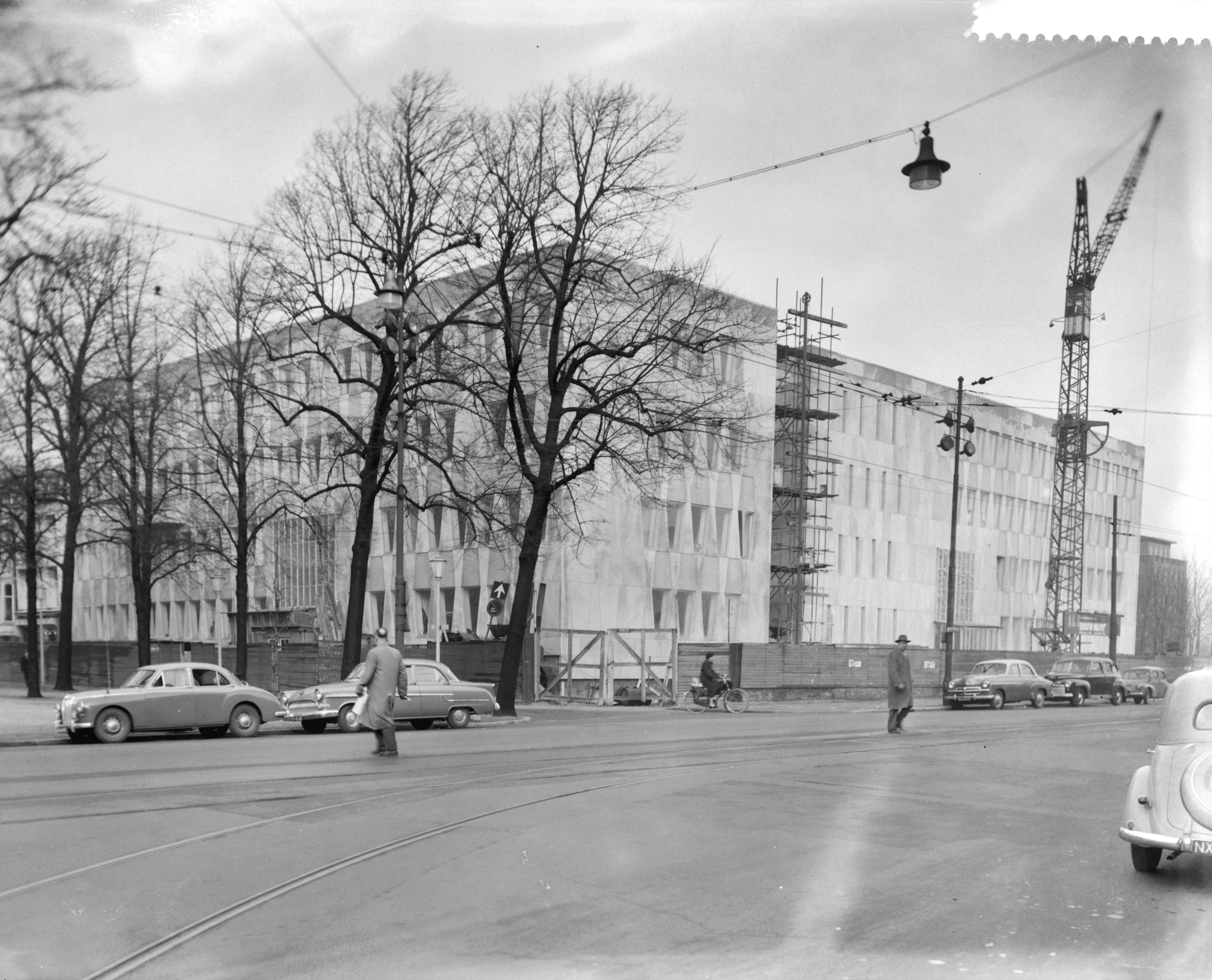 Fotocollectie Anefo — Bouw van een nieuwe Amerikaanse ambassade in Den Haag — Foto: Behrens, Herbert F. / Anefo. Licentie: Set B: Rechtenvrij / Publiek Domein. Bron: Nationaal Archief. http://hdl.handle.net/10648/a98b5ba8-d0b4-102d-bcf8-003048976d84