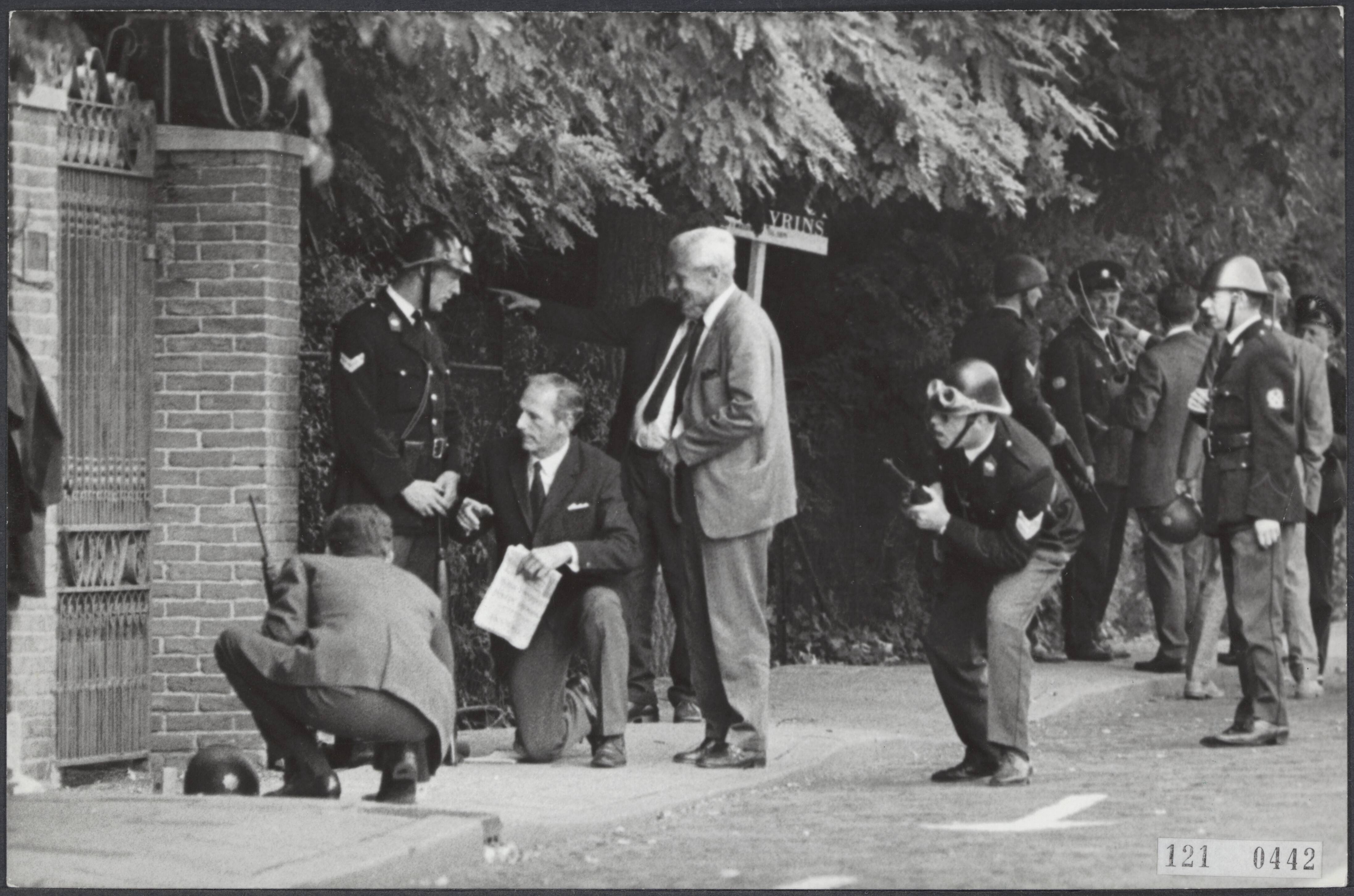 Fotocollectie Rijksvoorlichtingsdienst Eigen — Politie in burger en Marechaussee bij een van de ingangen van de door Zuid-Molukkers bezette residentie van de Indonesische ambassadeur in Wassenaar — Foto: Evers, Joost / Anefo. Licentie: Set B: Rechtenvrij / Publiek Domein. Bron: Nationaal Archief. http://hdl.handle.net/10648/af253750-d0b4-102d-bcf8-003048976d84