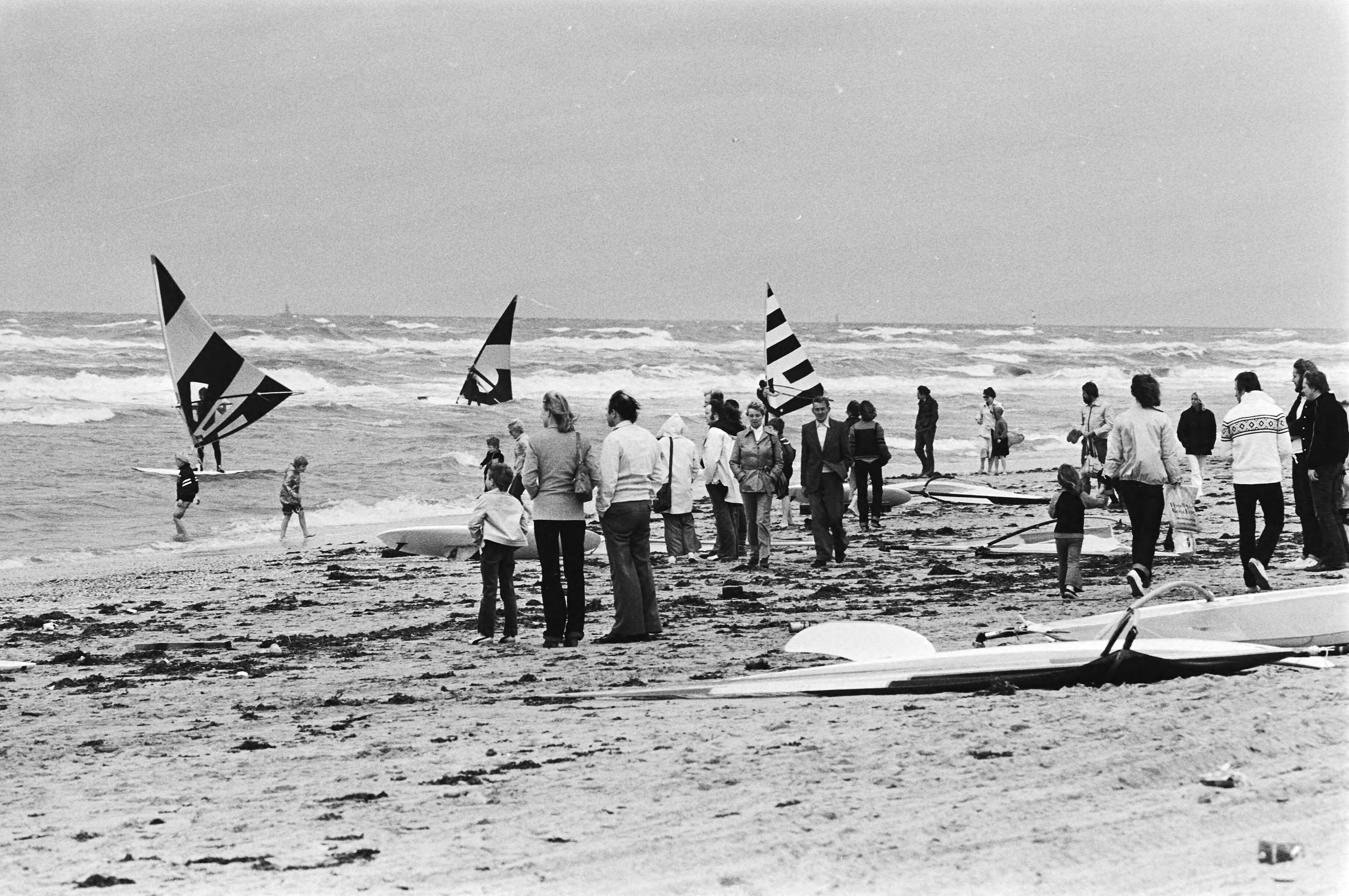 Zandvoort, slecht strandweer — Noord-Holland|Zandvoort|stranden |vrijetijdsbesteding |windsurfen |publiek |wind — Foto: Croes, Rob C. / Anefo. Licentie: Set B: Rechtenvrij / Publiek Domein. Bron: Nationaal Archief. http://hdl.handle.net/10648/accdf744-d0b4-102d-bcf8-003048976d84