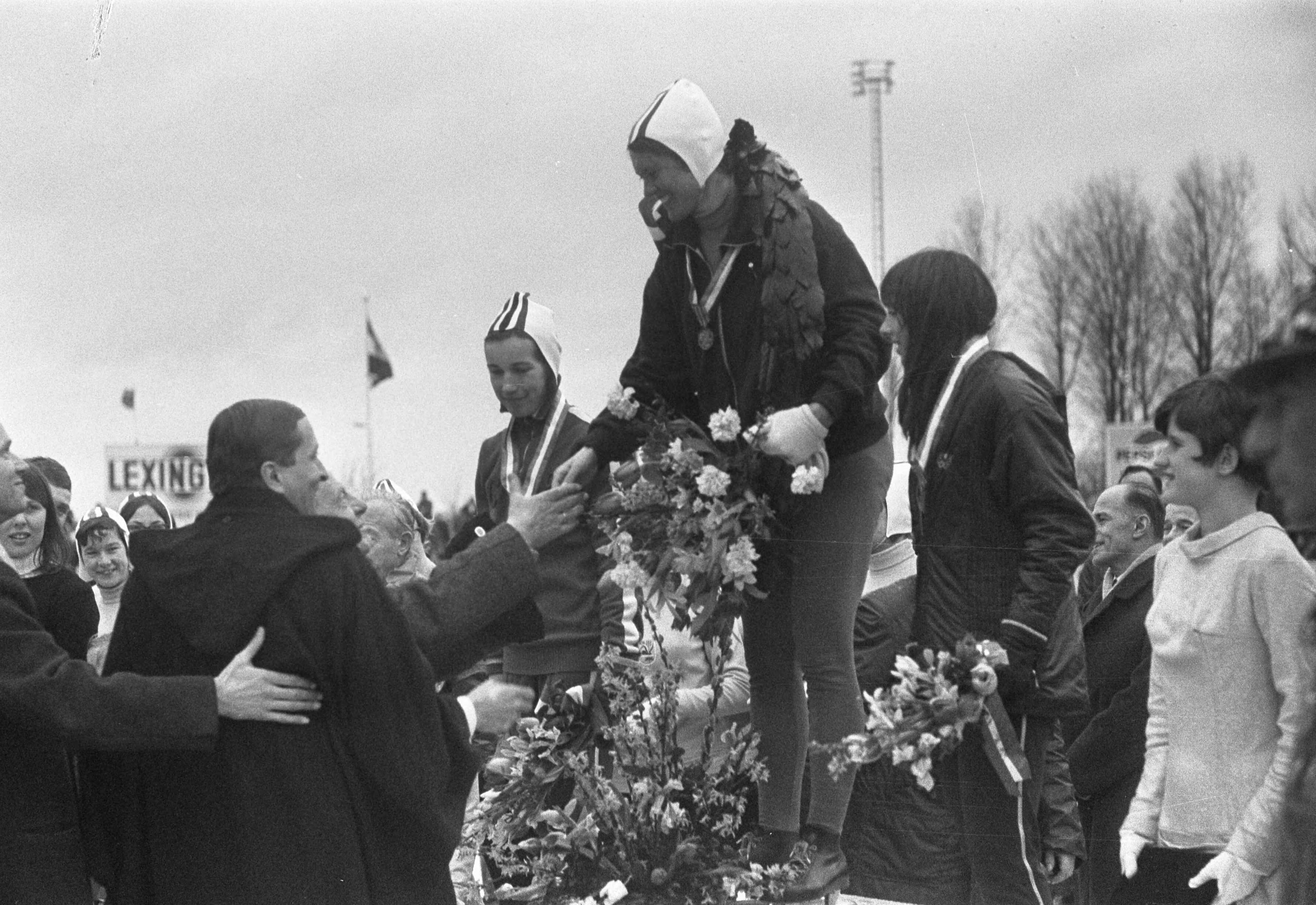 Fotocollectie Anefo — WK schaatsen te Deventer dames, Stien met Zwanenburg in krans — Foto: Koch, Eric / Anefo. Licentie: Set B: Rechtenvrij / Publiek Domein. Bron: Nationaal Archief. http://hdl.handle.net/10648/ab105780-d0b4-102d-bcf8-003048976d84