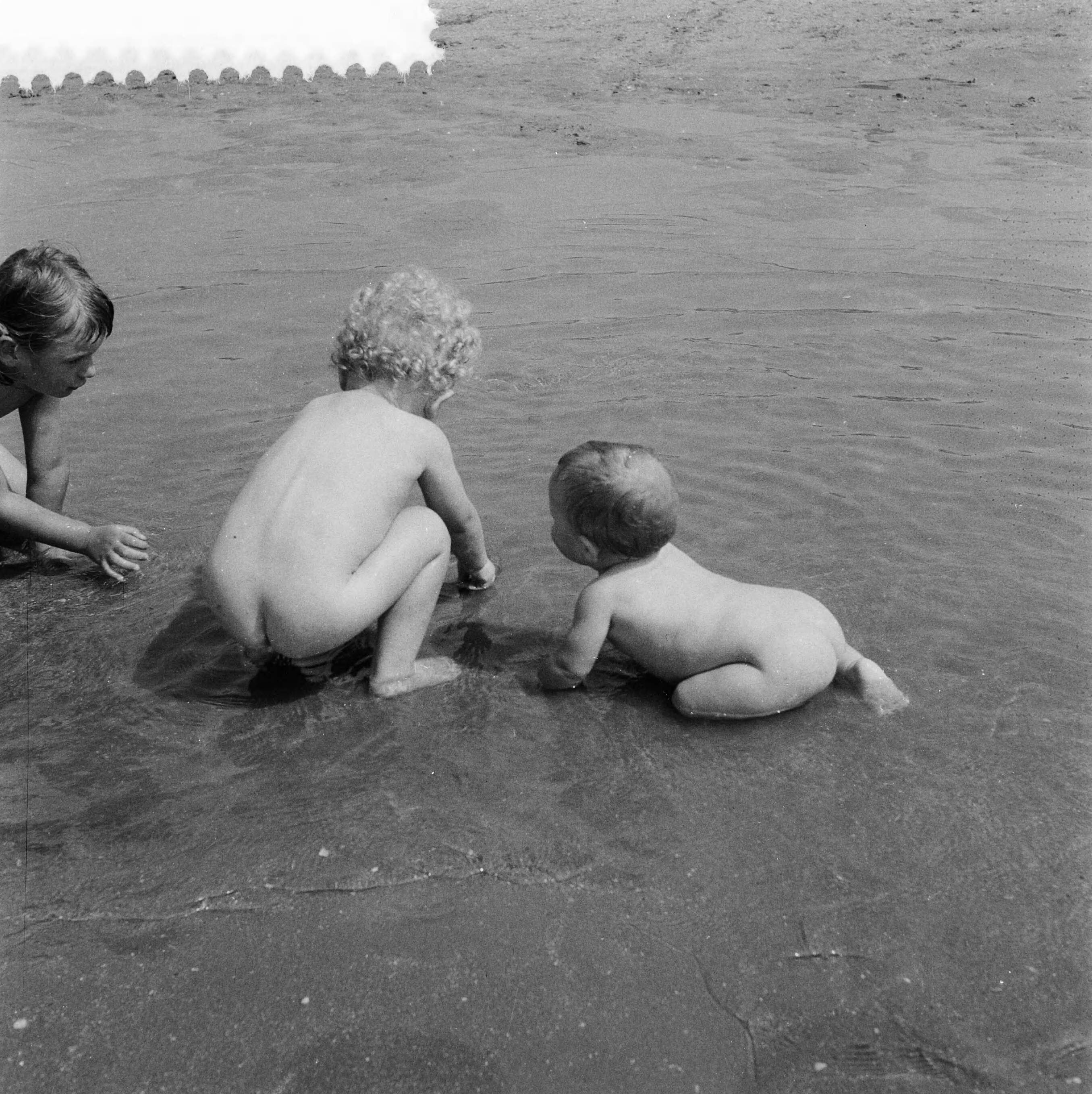 Fotocollectie Anefo — Strandleven te Zandvoort — Foto: Noske, J.D. / Anefo. Licentie: Set B: Rechtenvrij / Publiek Domein. Bron: Nationaal Archief. http://hdl.handle.net/10648/a9665d58-d0b4-102d-bcf8-003048976d84