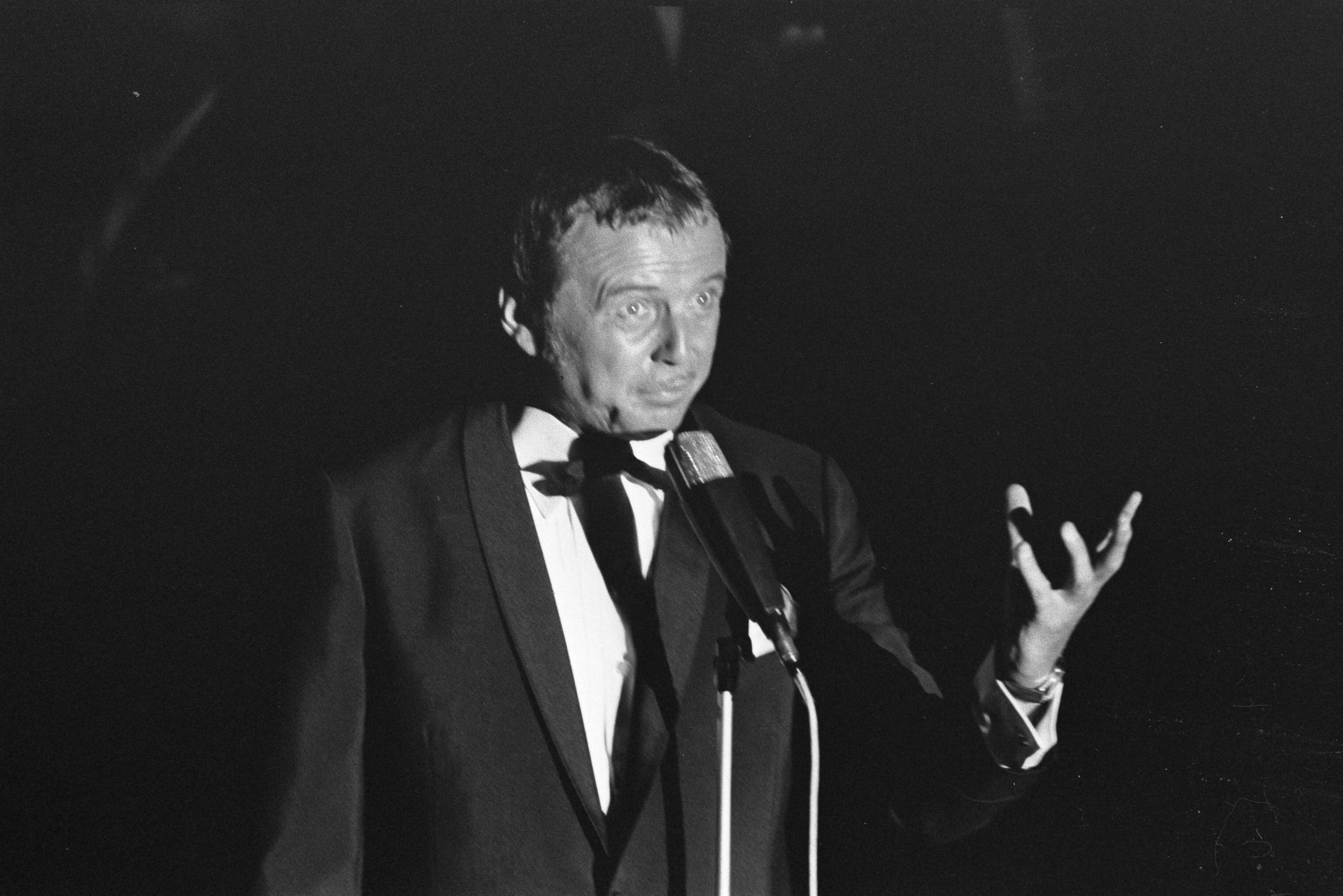 Gala première Toon Hermans te Maastricht — Toon Hermans in zijn show — Foto: Fotograaf Onbekend / Anefo. Licentie: Set B: Rechtenvrij / Publiek Domein. Bron: Nationaal Archief. http://hdl.handle.net/10648/ab49de1a-d0b4-102d-bcf8-003048976d84