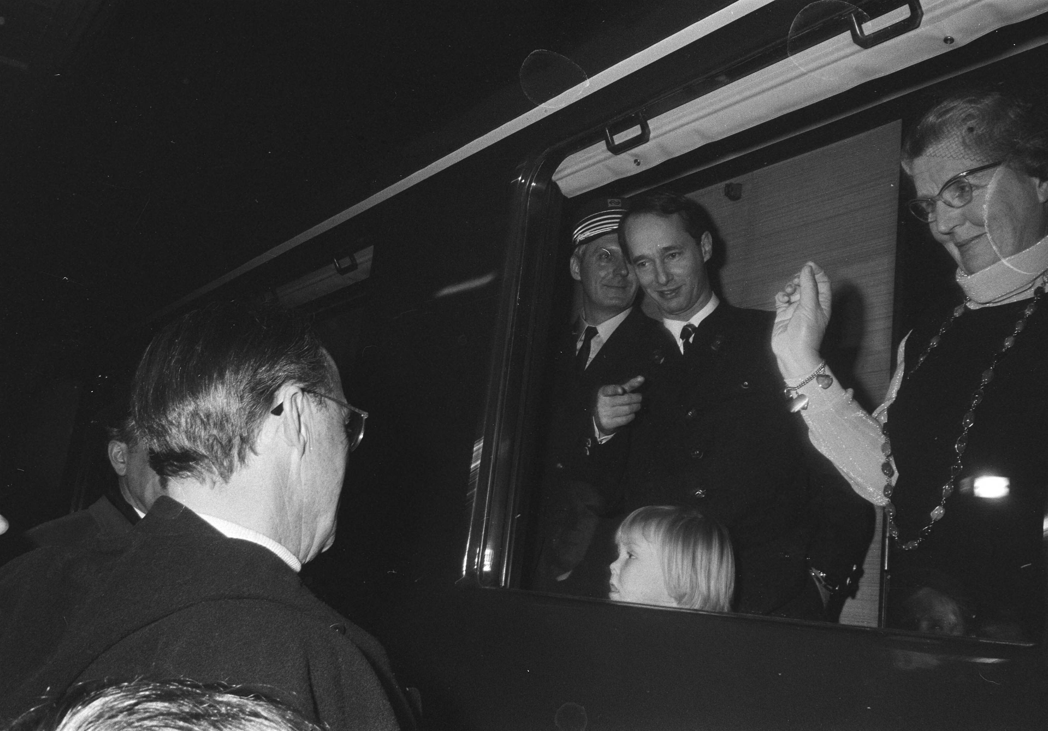 Fotocollectie Anefo — Koninklijke Familie vertrekt per trein naar Lech voor wintervakantie, vanaf Baarn; Prinses Irene loopt met Prins Carlos jr. — Foto: Verhoeff, Bert / Anefo. Licentie: Set B: Rechtenvrij / Publiek Domein. Bron: Nationaal Archief. http://hdl.handle.net/10648/abb57a9e-d0b4-102d-bcf8-003048976d84