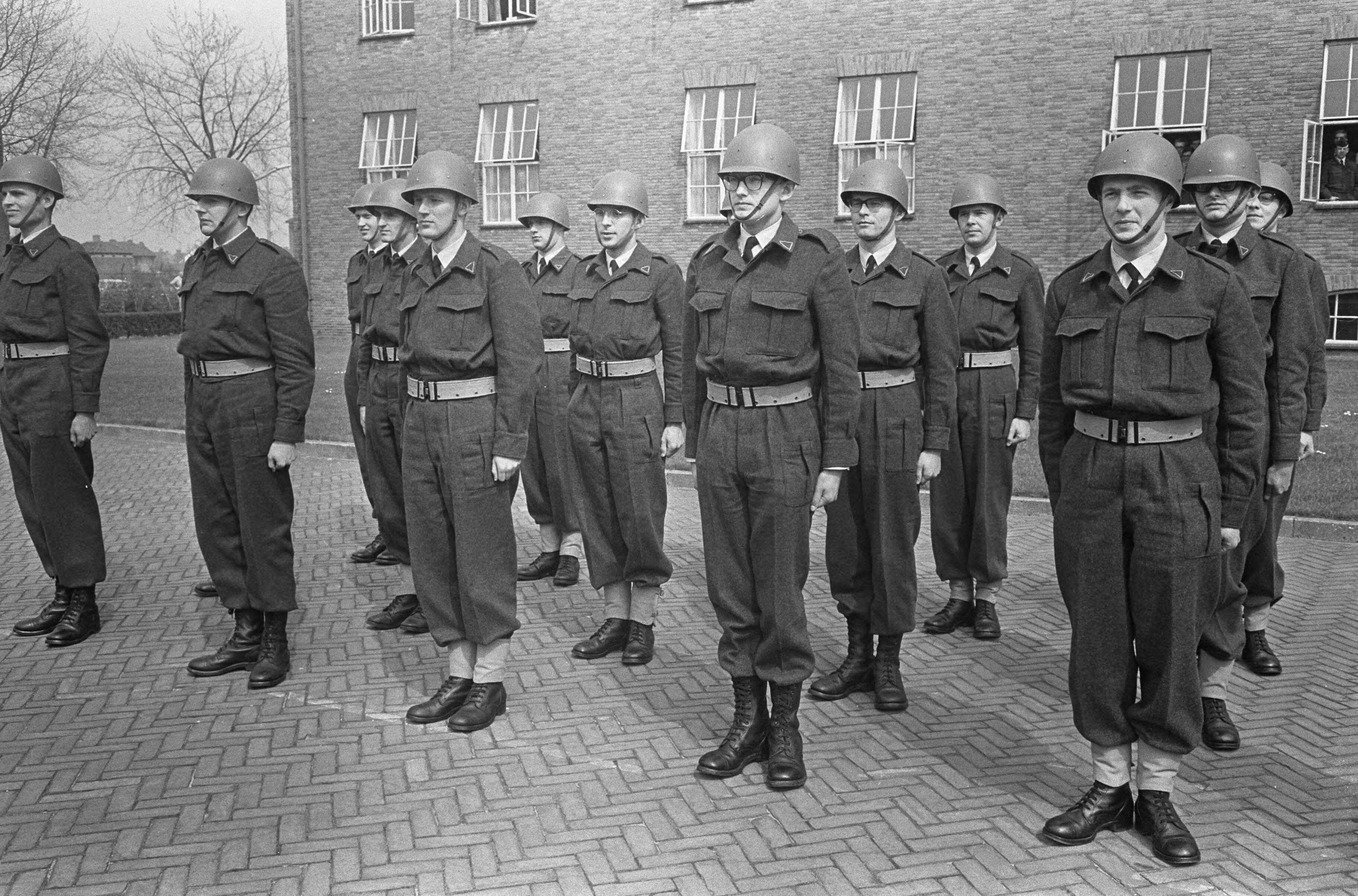 Fotocollectie Anefo — Mr. Pieter van Vollenhoven in militaire dienst bij de luchtmacht in Breda, mr. Pieter tijdens exercitie — Foto: Koch, Eric / Anefo. Licentie: Set B: Rechtenvrij / Publiek Domein. Bron: Nationaal Archief. http://hdl.handle.net/10648/aae77a0e-d0b4-102d-bcf8-003048976d84